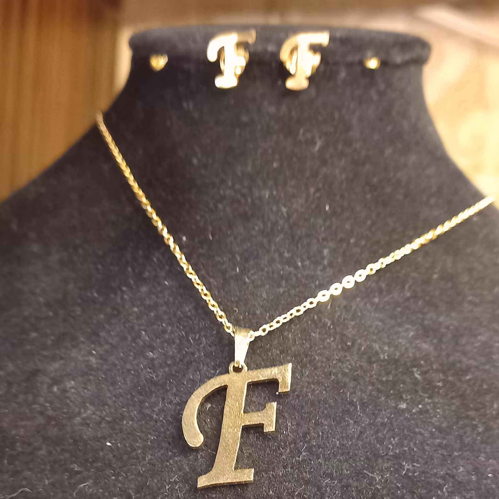 نیم ست استیل حروف لاتین طلایی رنگ ثابت