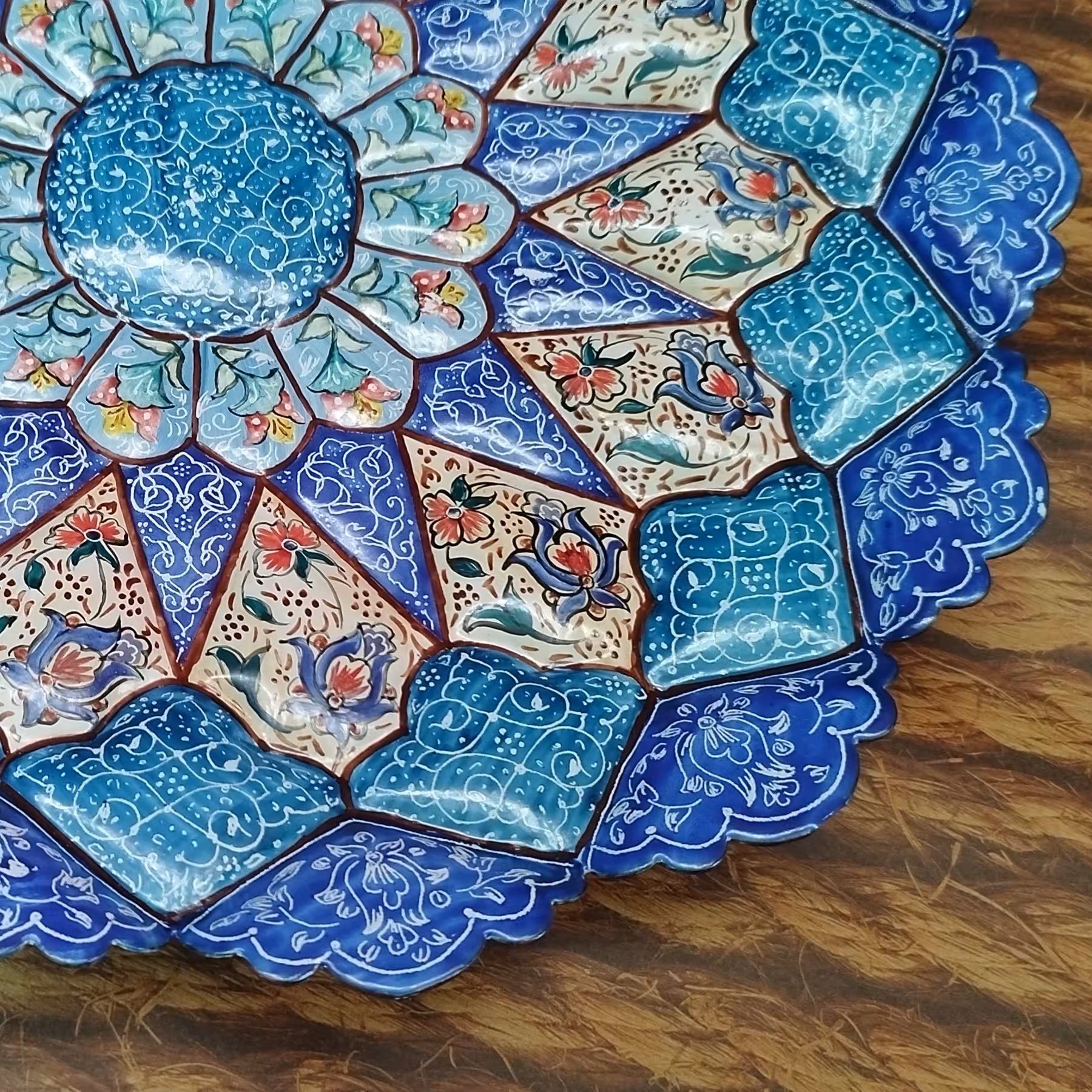 بشقاب میناکاری بانقوشی خاص و اصیل و در اندازه 30 سانتی متری