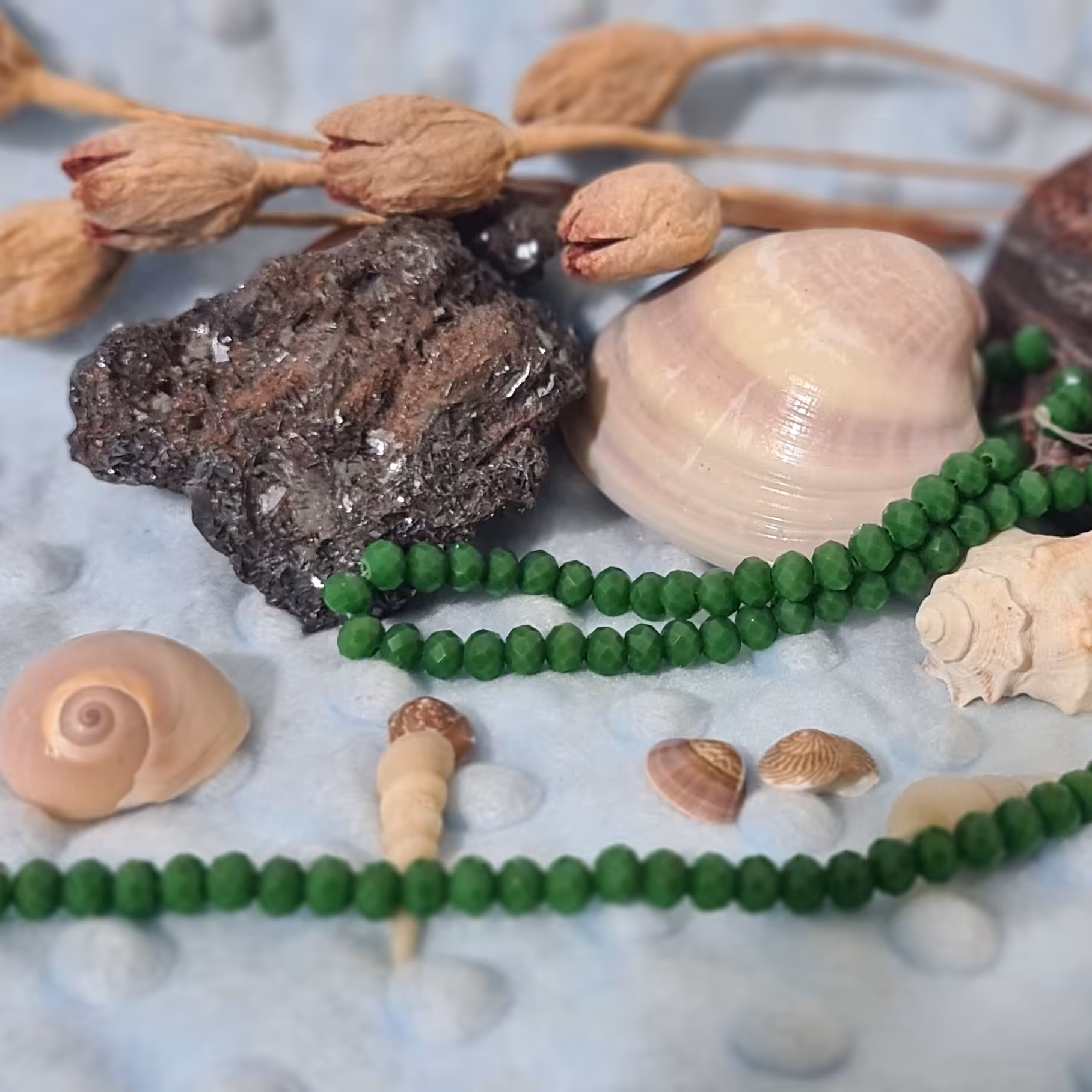 کریستال سایز 6 سبز  علفی ،بصورت ریسه ای،شامل 96  الی 105 عدد کریستال