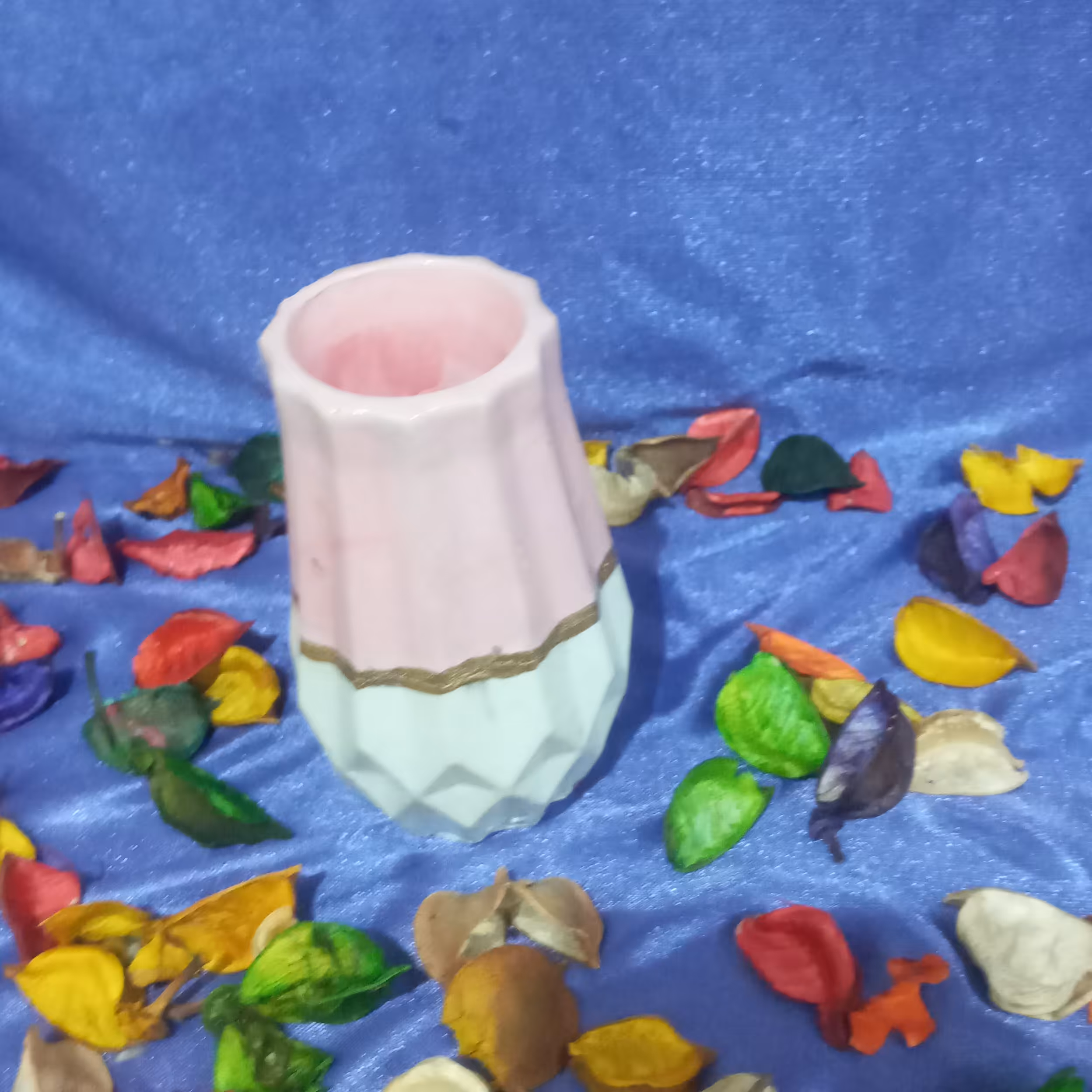 گلدان سنگ مصنوعی در رنگ سفید و صورتی 