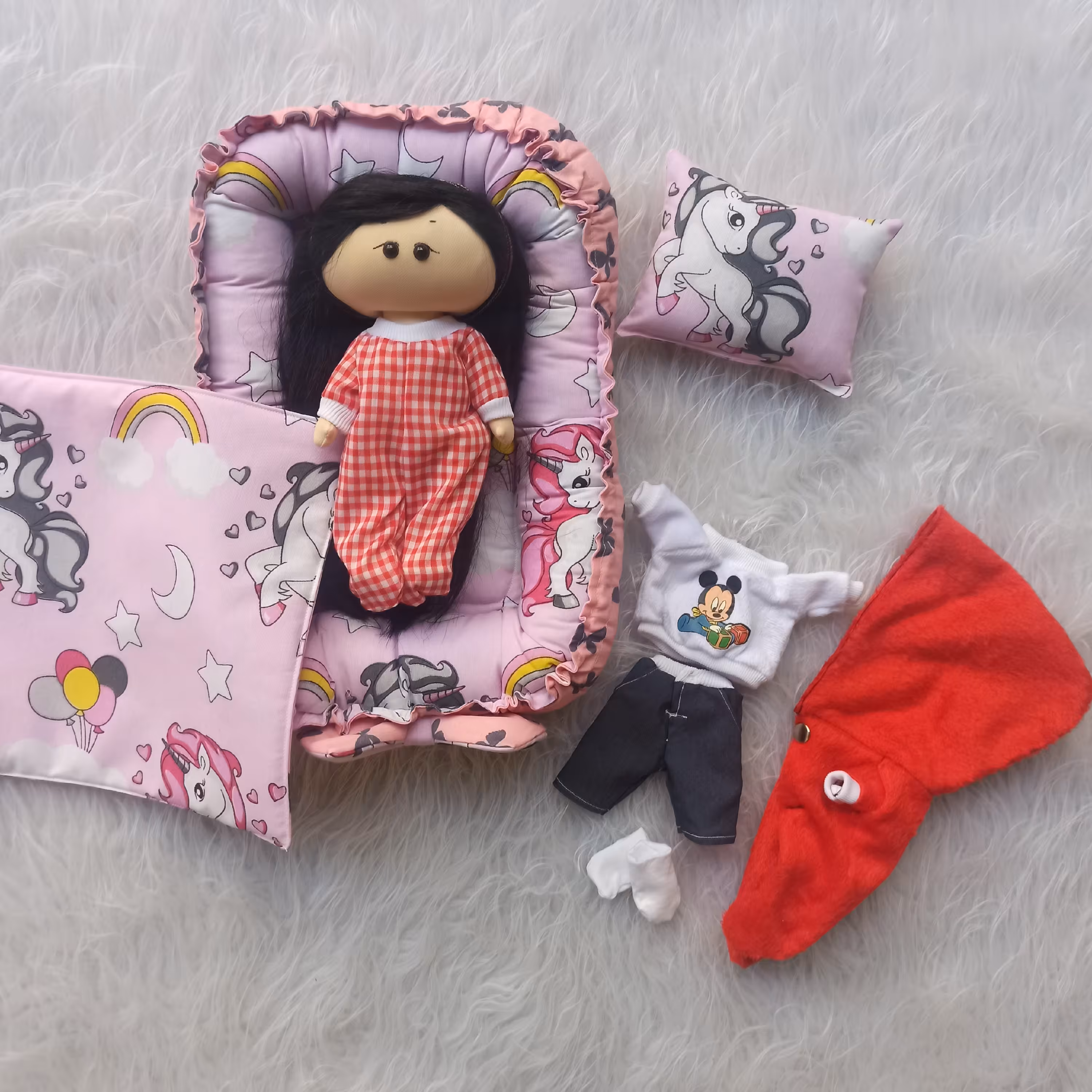 عروسک  به همراه تشک دو رو، بالشت و پتو، دوتا بلوز شلوار مختلف و کلاهدار و شورت وجوراب