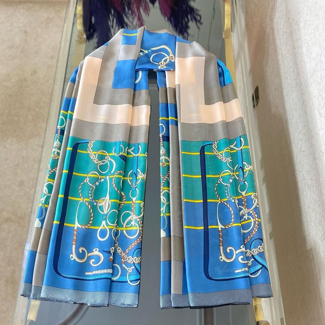 شال ابریشم وارداتی با کیفیت عالی 180*80 رنگ آبی صورتی خاکستری پشت کار سفید نیست