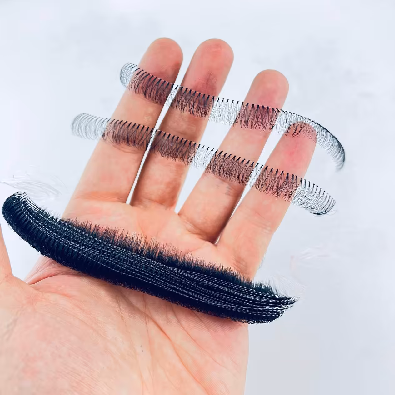 مژه ریسه ای
eyelashes 
هر گره 16 تار مو
هر ریسه 60 الی 65 گره
هر بسته شامل 50 ریسه
مواد کره ای 