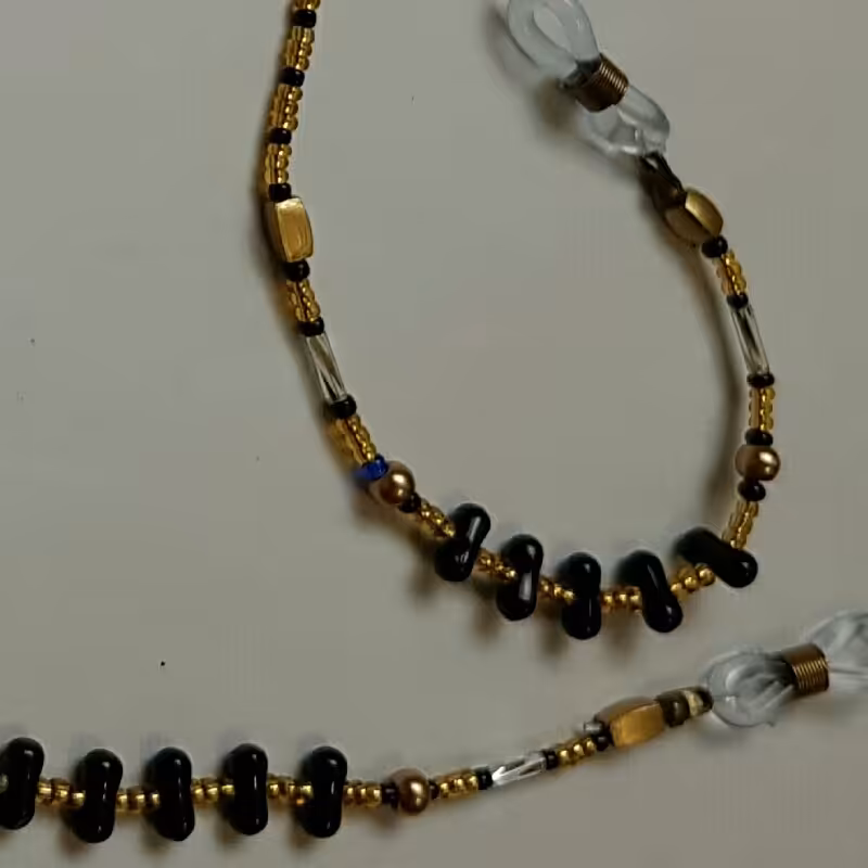 بند عینک  بسیار زیبا  . با ترکیب منجوقهای زرد طلایی مشکی و تزیین منجوقهای درشت مشکی در دو طرف بند 