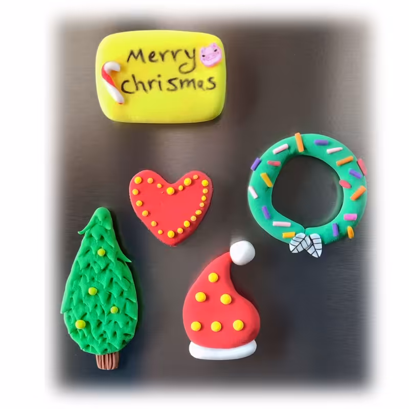 مگنت یخچال کاج و کلاه و شیرینی و قلب و  بسته کادو  کریسمس 5عددی خمیری چندرنگ  mk173