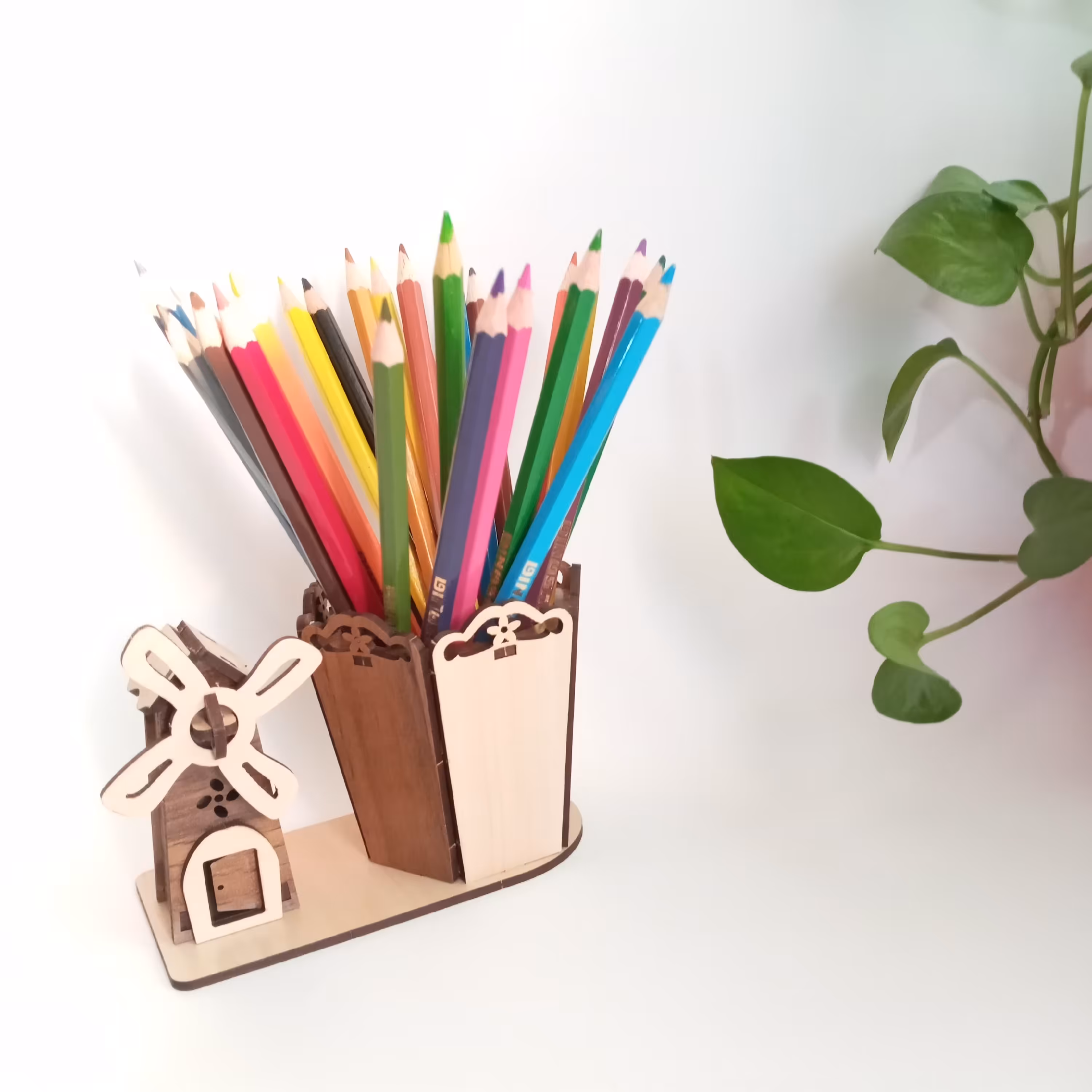 جامدادی چوبی رومیزی طرح آسیاب بادی مناسب جایزه مدارس و مهدکودک ها