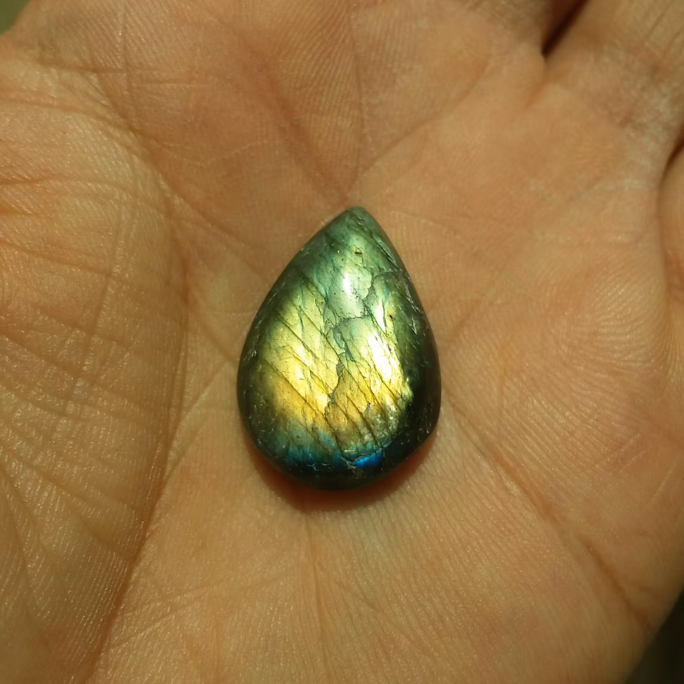 نگین لابرادوریت 7رنگ تراش اشکی دیدنی با تلالو نور بی نظیر کاملا طبیعی بدون بهسازی