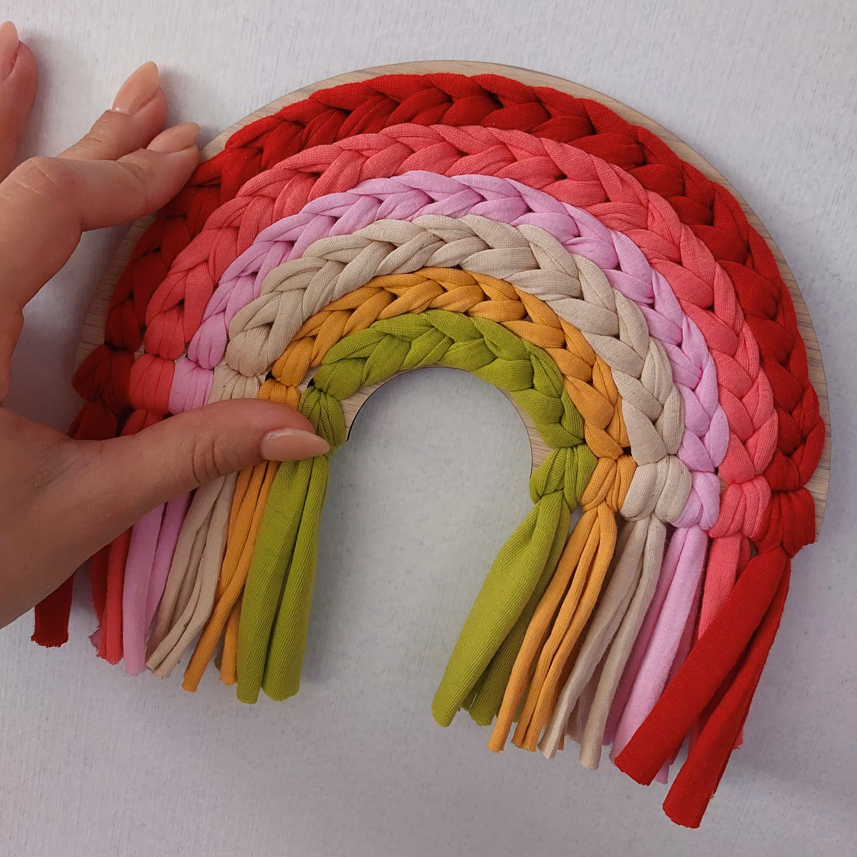 آویز رنگین کمان تریکویی 
سایز 25سانتی
 متر 
قابل سفارش با رنگ دلخواه