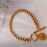 دستبند کارتیر با آویز الیزابت و قفل تی رنگ ثابت و ضد حساسیت