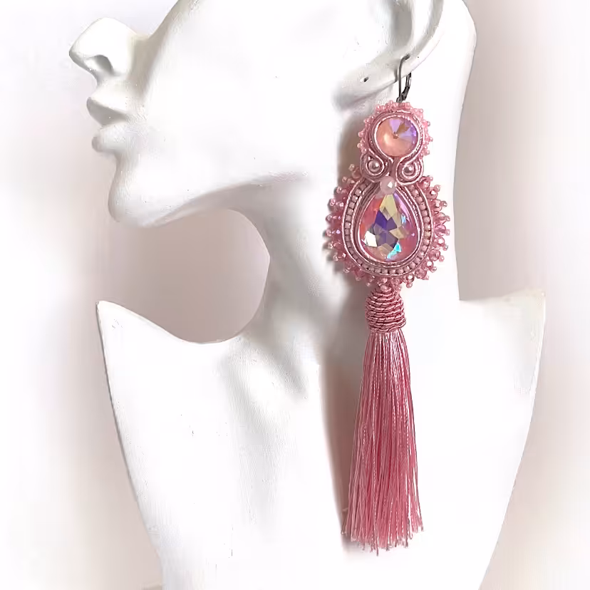 گوشواره درباردوزی منگوله دار صورتی