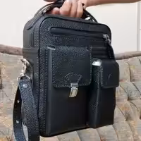 کیف رودوشی چرم طبیعی دست دوز پریا    کد  pmb 815 چرم فلوتر مشکی  بزی، برای رنگهای دیگر حتما هماهنگ بفرمائید 