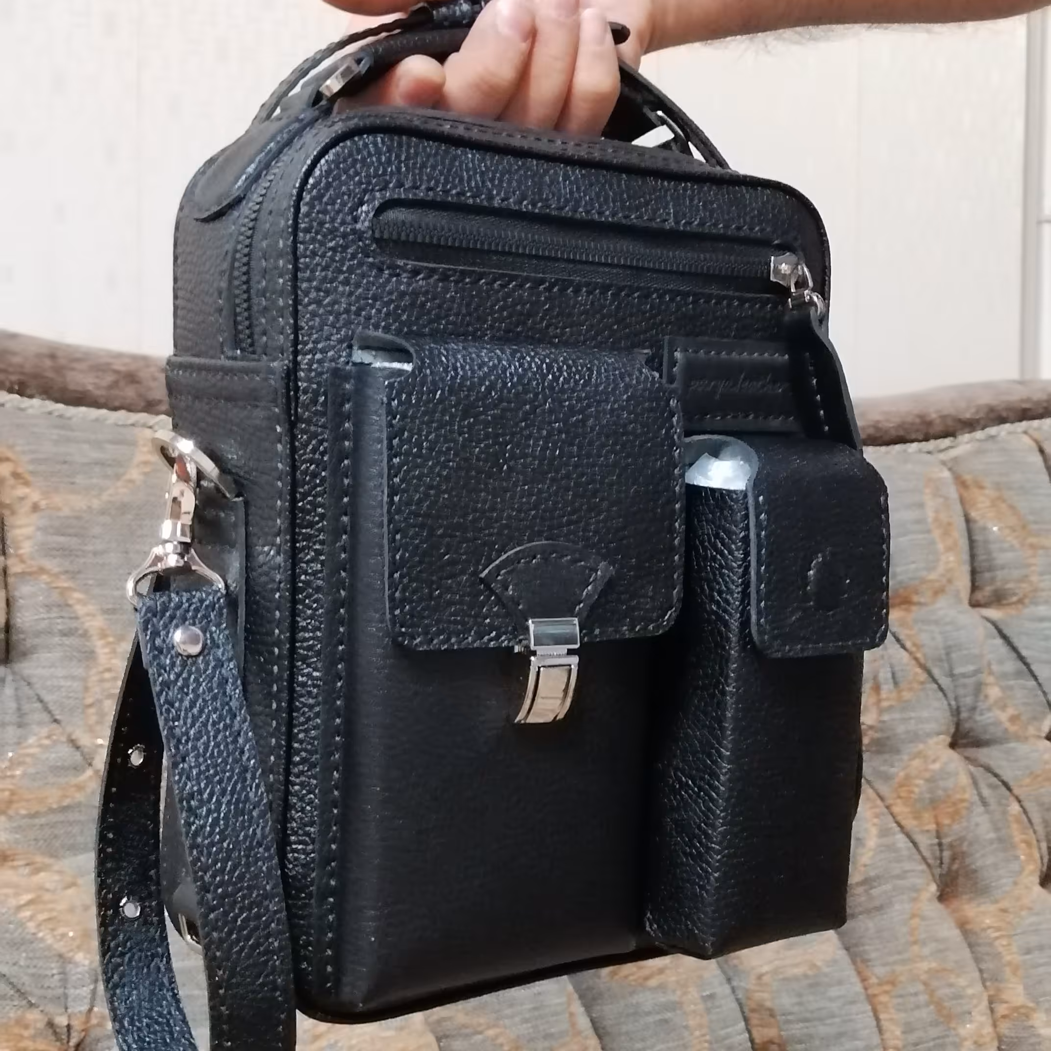 کیف رودوشی چرم طبیعی دست دوز پریا    کد  pmb 815 چرم فلوتر مشکی  بزی، برای رنگهای دیگر حتما هماهنگ بفرمائید 
