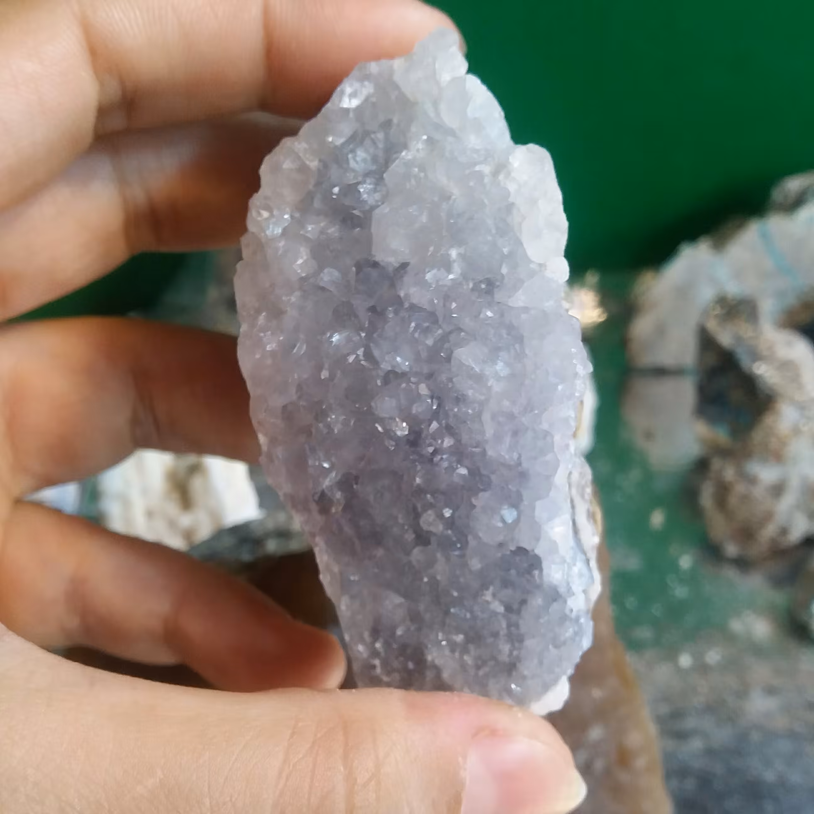 سنگ آمیتیست اصل خوشرنگ با بلورهای درخشان آرامش بخش مناسب کلکسیون طول 6.5 سانت