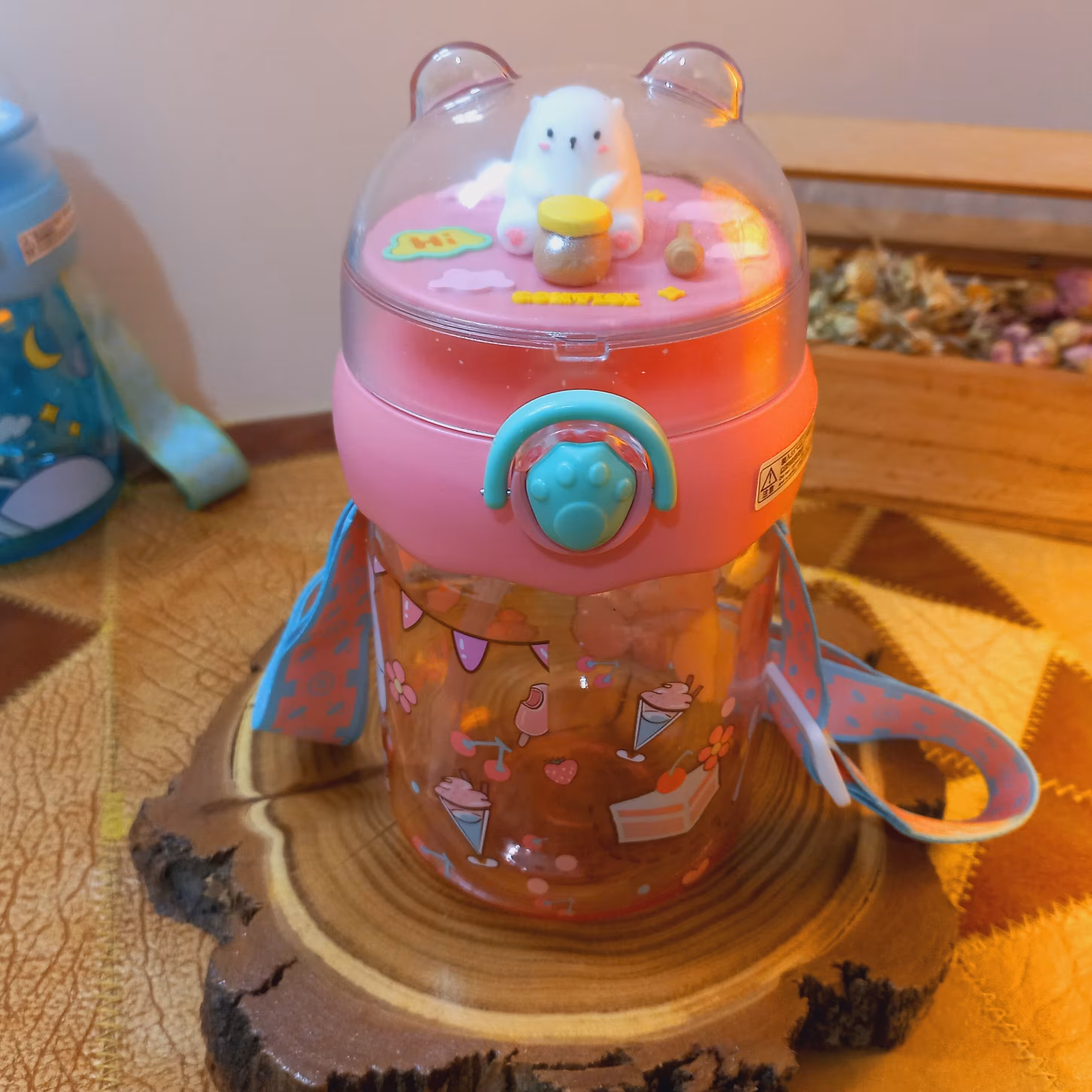 قمقمه نی دار  بچه گانه طرح خرس مهربون - دو قفله -نشکن و سبک - بدون خوردگی و بهداشتی -دارای بند دوشی-حجم 400 میل