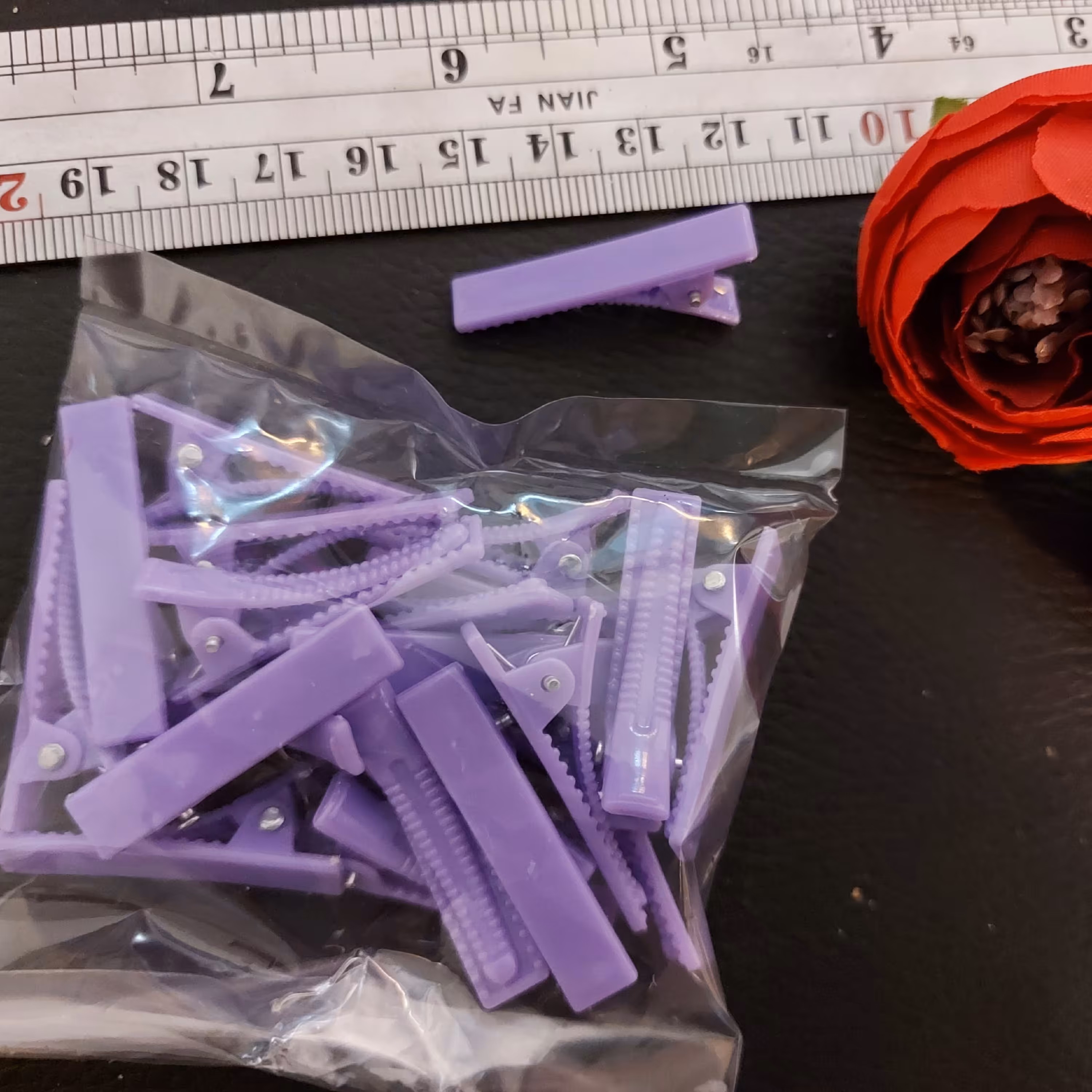 گیره سوسماری پلاستیکی 2.5 سانتی بسته 20 عددی 