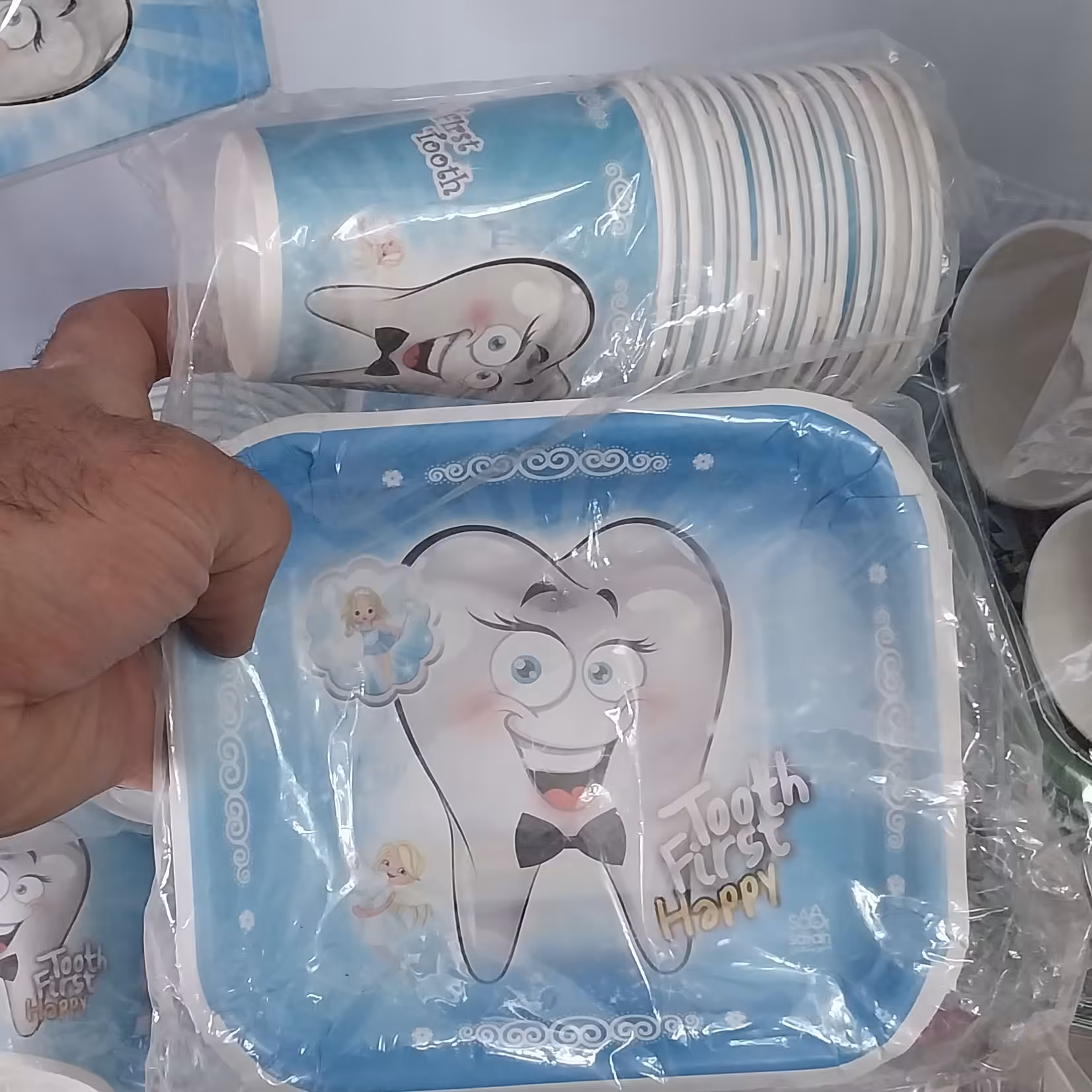 بشقاب و لیوان 12 تایی تم تولد  دندونی پسرانه