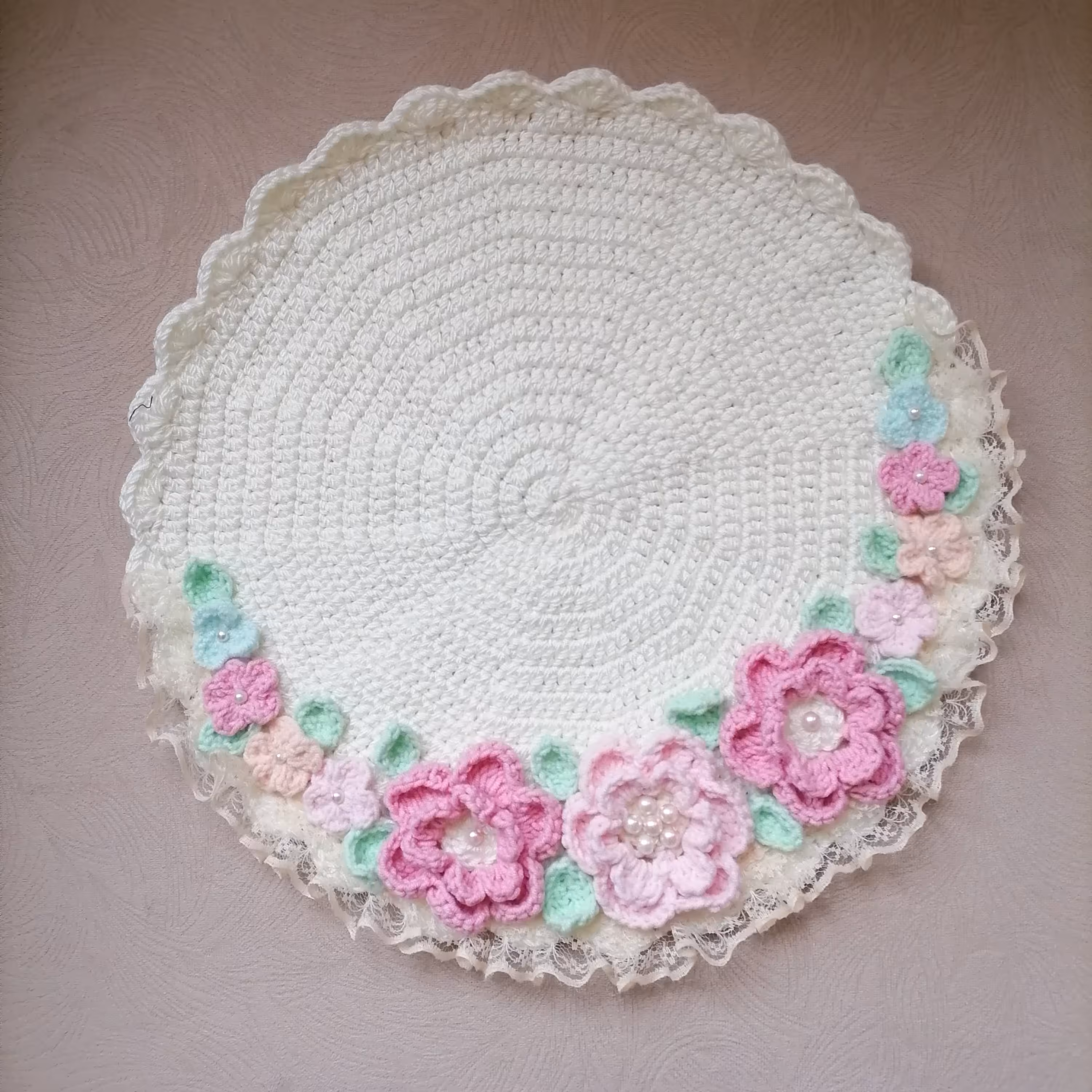 رومیزی بافتنی طرح گلهای بهاری و شاد بسیار زیبا 