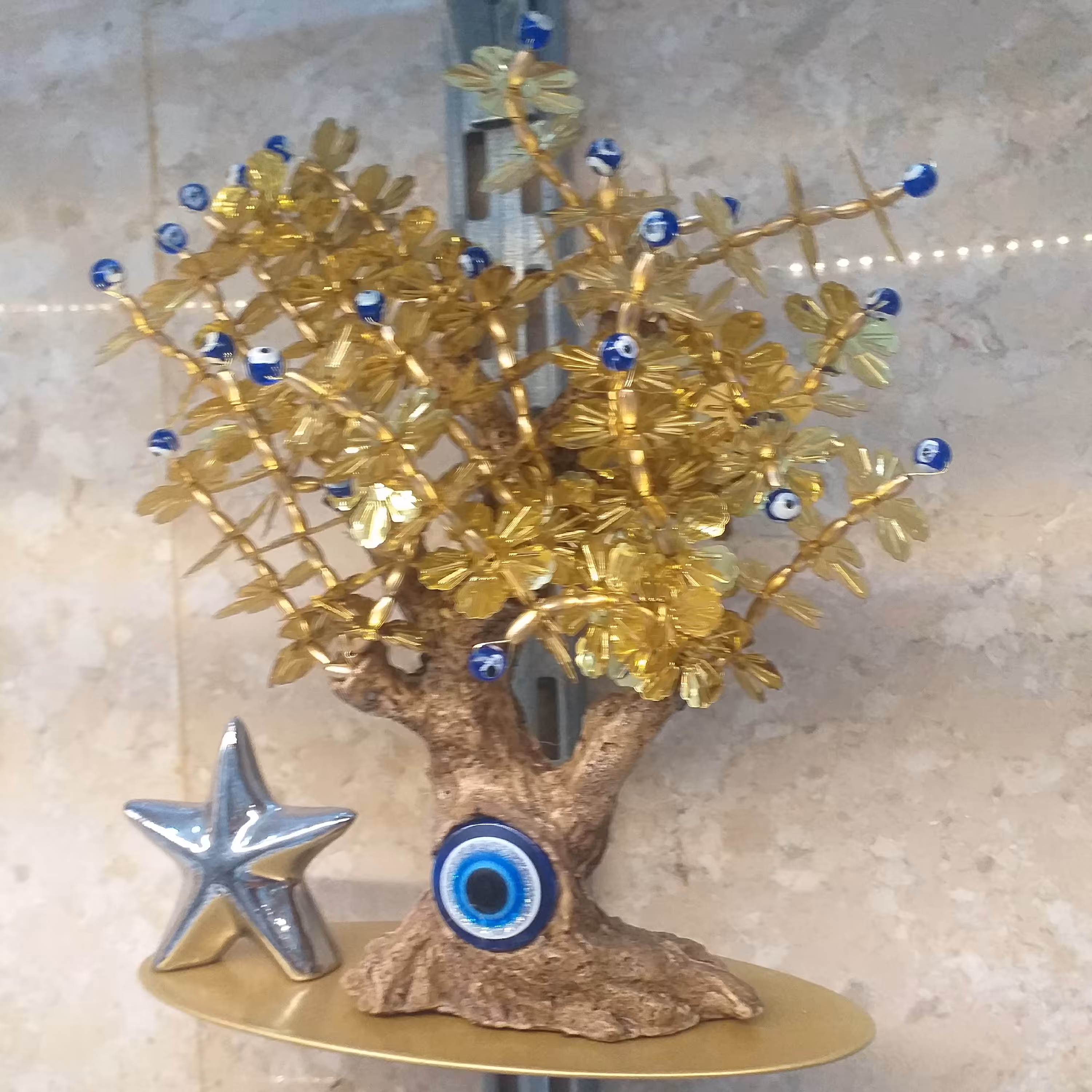 شکوفه طلایی همراه با چشم و نظر روی پایه