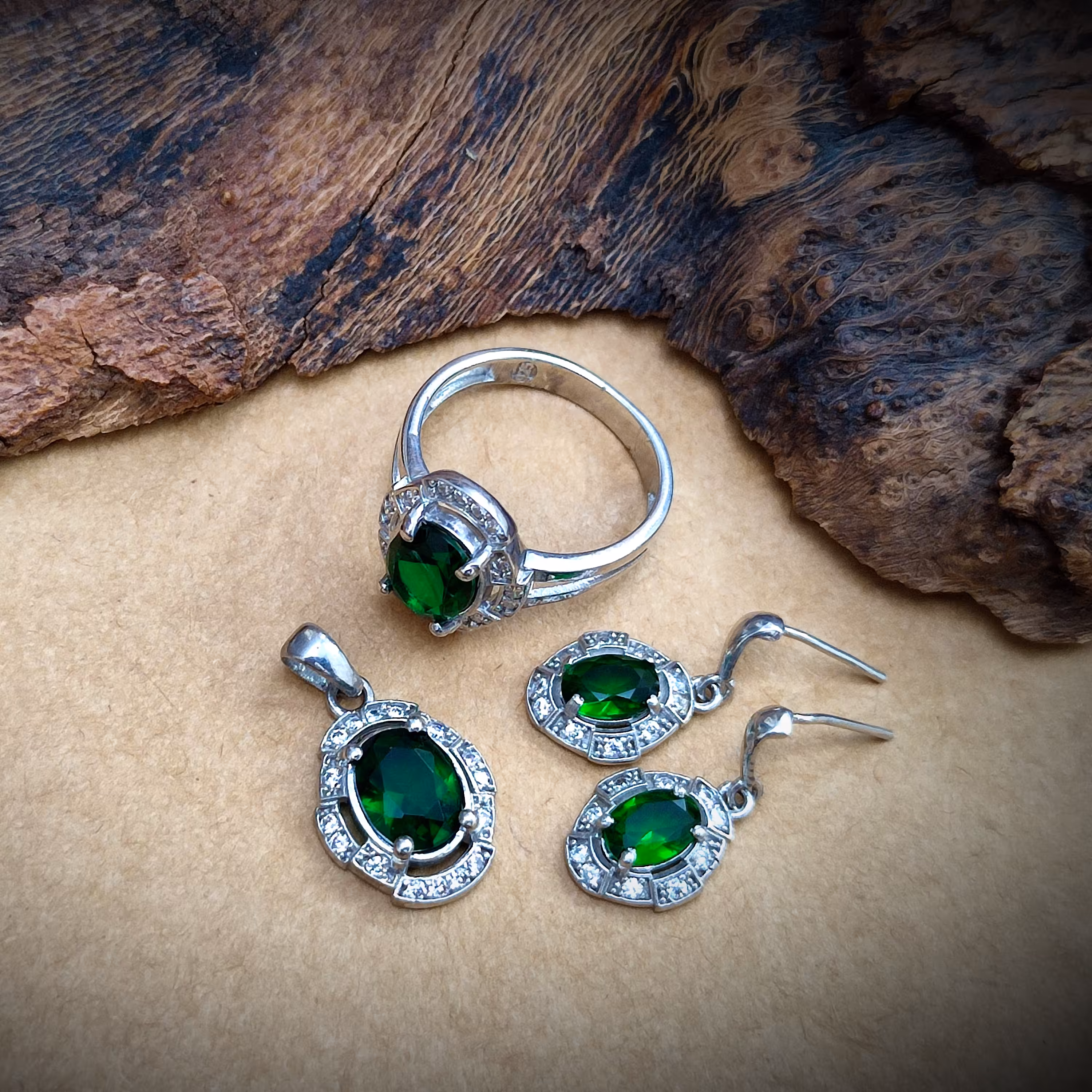 نیم ست نقره زنانه طرح جواهر با نگین زمرد کد 1291