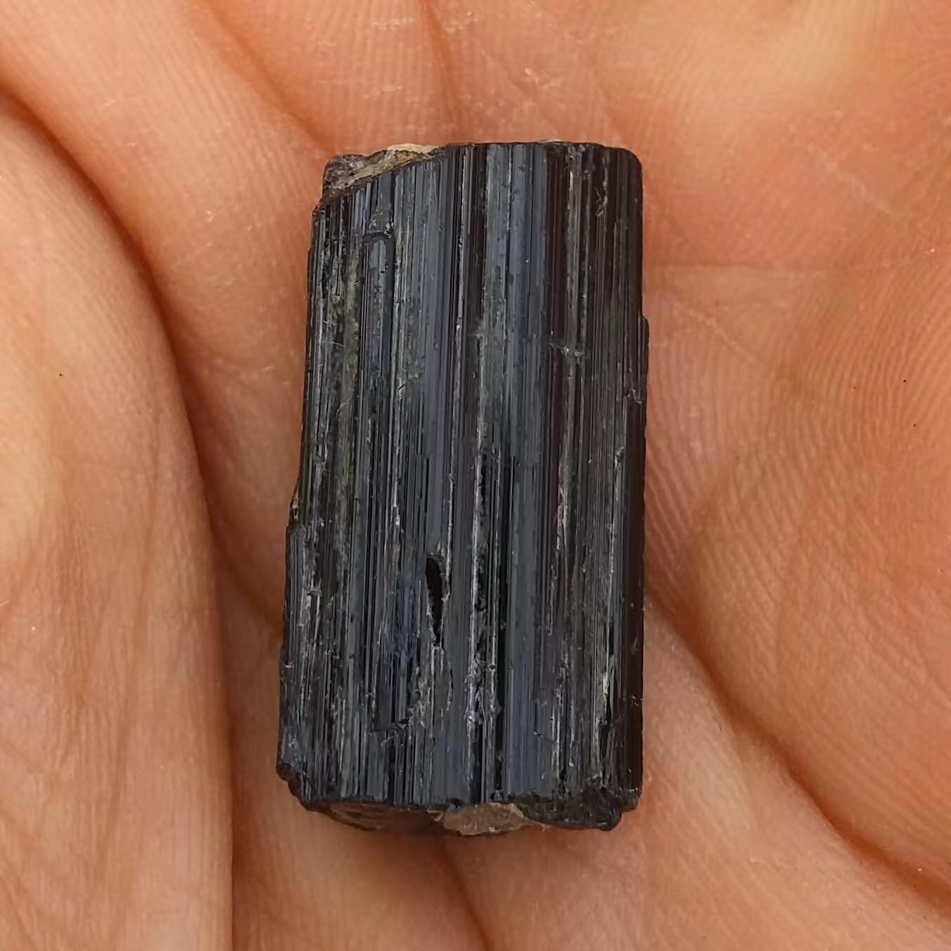 سنگ راف تورمالین شرول وارداتی ارزشمند شاهکار خلقت 100درصد طبیعی مناسب جهت کلکسیون و ساخت نگین کد 9547