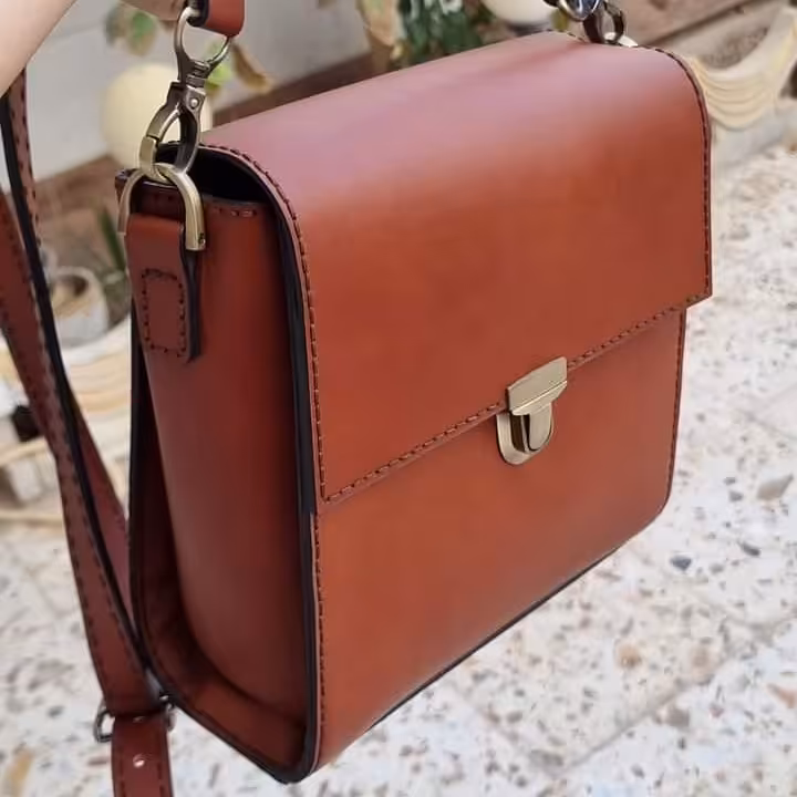 کیف دستی چرم طبیعی گاوی در انواع رنگ ها .وزن حدودی 300 گرم .دستدوز با نخ موم زده ترک