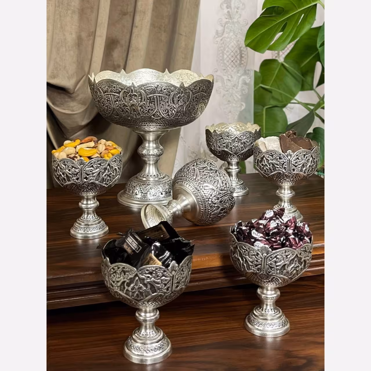 سرویس آجیل خوری قلمزنی آبکاری نقره سیاه قلم اسلیمی اعلا ، محصولی از با هم ست با برند عالی قاپو