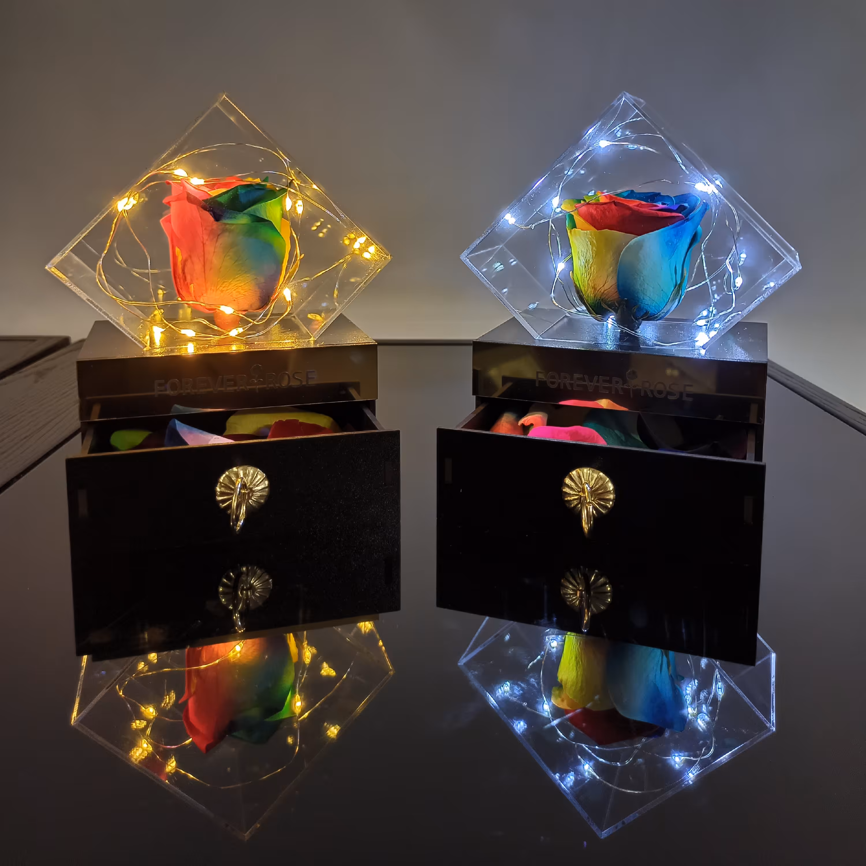 گل رز جاودان هفت رنگ باکس تندیسی کشودار با ریسه آفتابی و مهتابی - کد 110