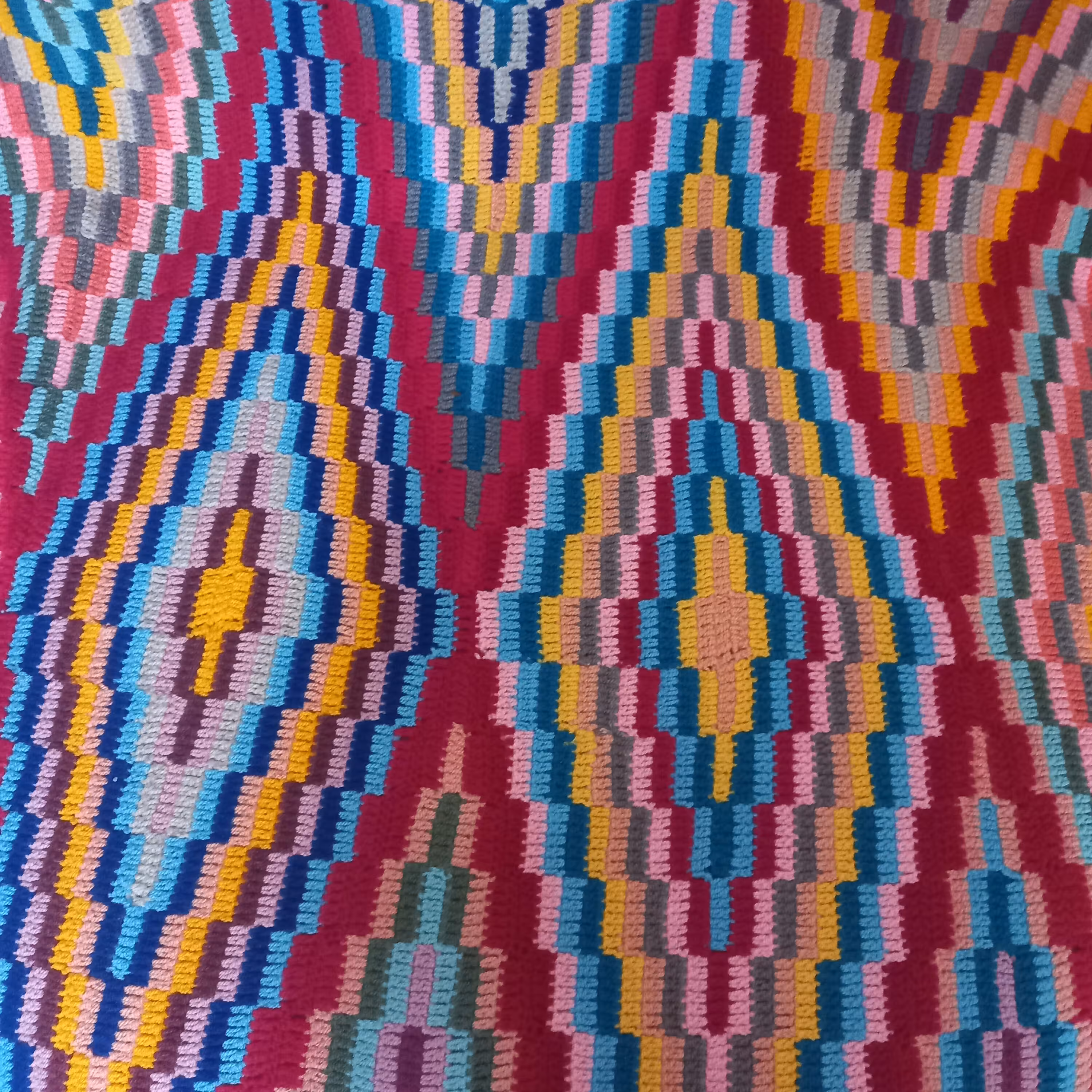 روی مبلی تک نفره