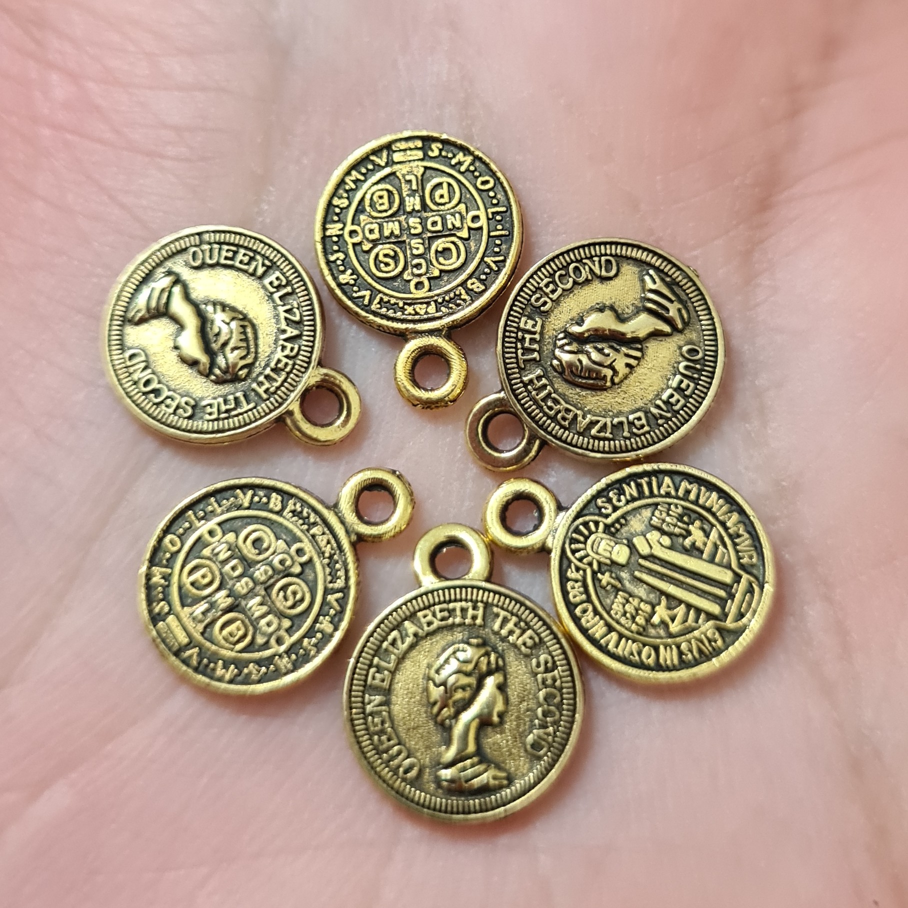 خرجکار آویز سکه(25 عددی ) در دو طرح در تصویر وظریف بسیار با کیفیت طلایی حلقه دار ....