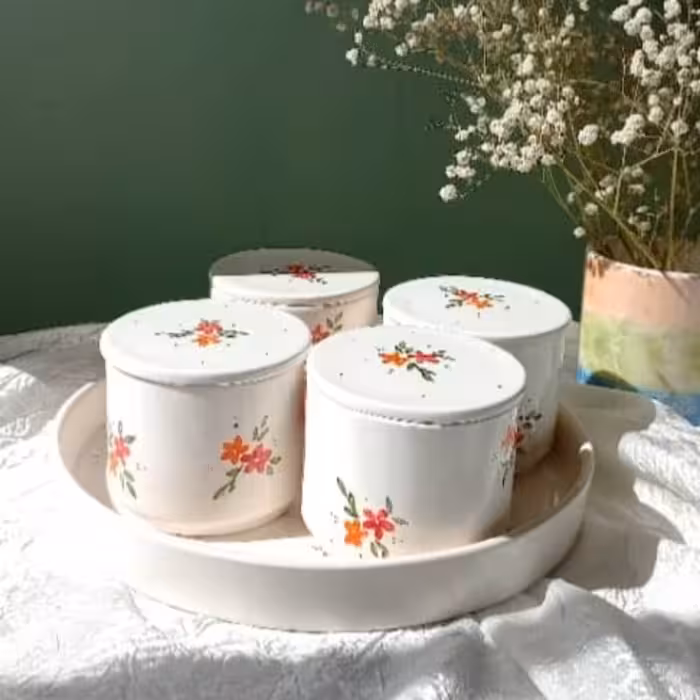 ست پذیرایی( سینی گرد به همرا ه چهار شکلات خوری)سرامیکی دست ساز 