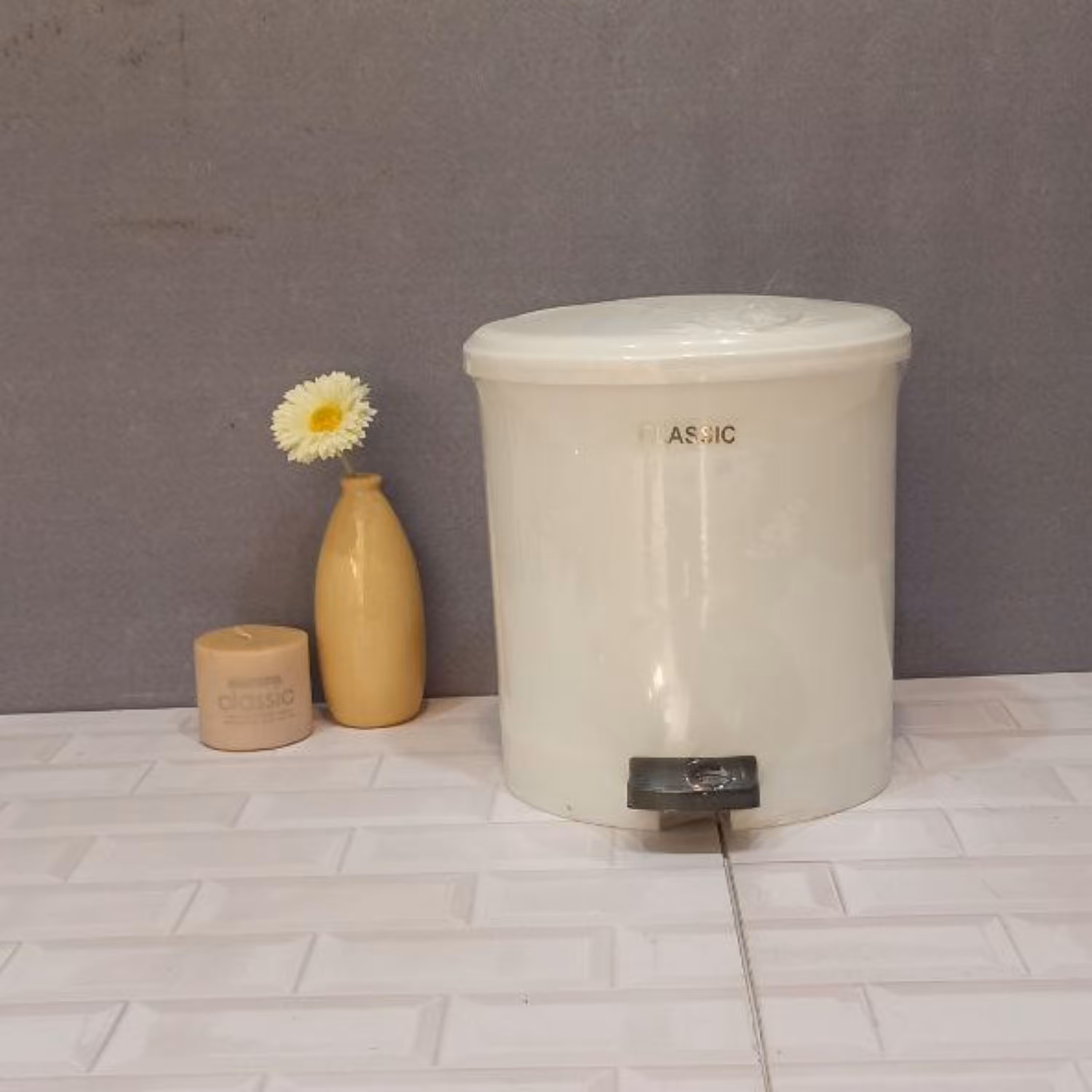 سطل زباله کوچک 1000 پدالی کلاسیک رنگ سفید تهیه شده از مواد نو باکیفیت و مقاوم 