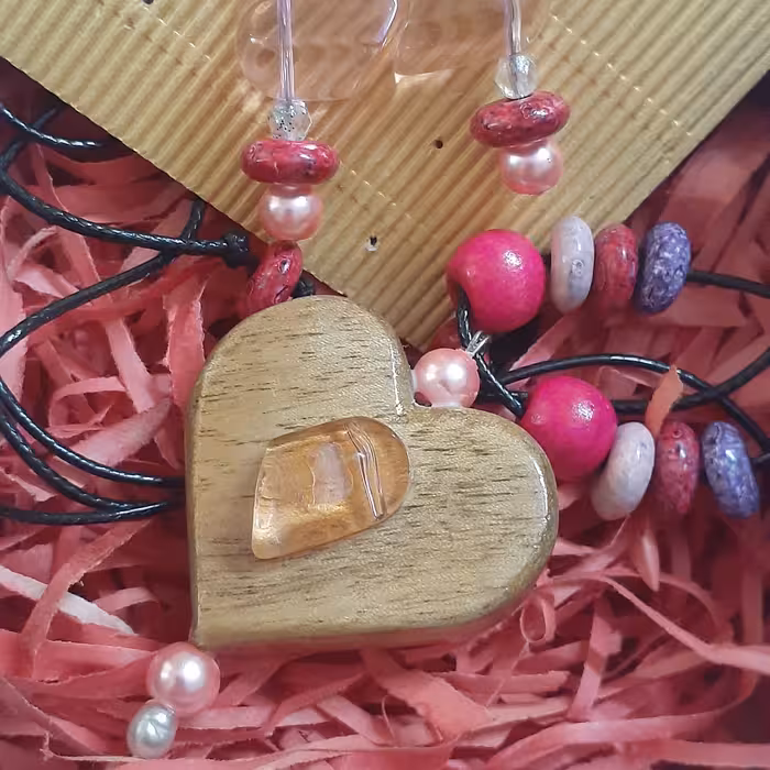 گردنبند و گوشواره، رولباسی چوبی ، قلبی با تزئین سنگ سوارسکی با گوشواره سوارسکی