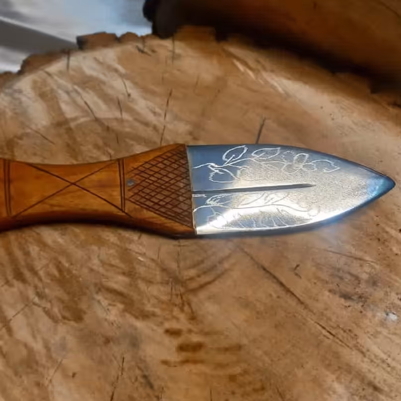 کارد پوست کنی و اشپزخانه دولبه مصری تیغه فولاد ضد زنگ براق طرح دار کار شده بسیار زیبا  جنس دسته چوب گردو طول تیغه12سانتی