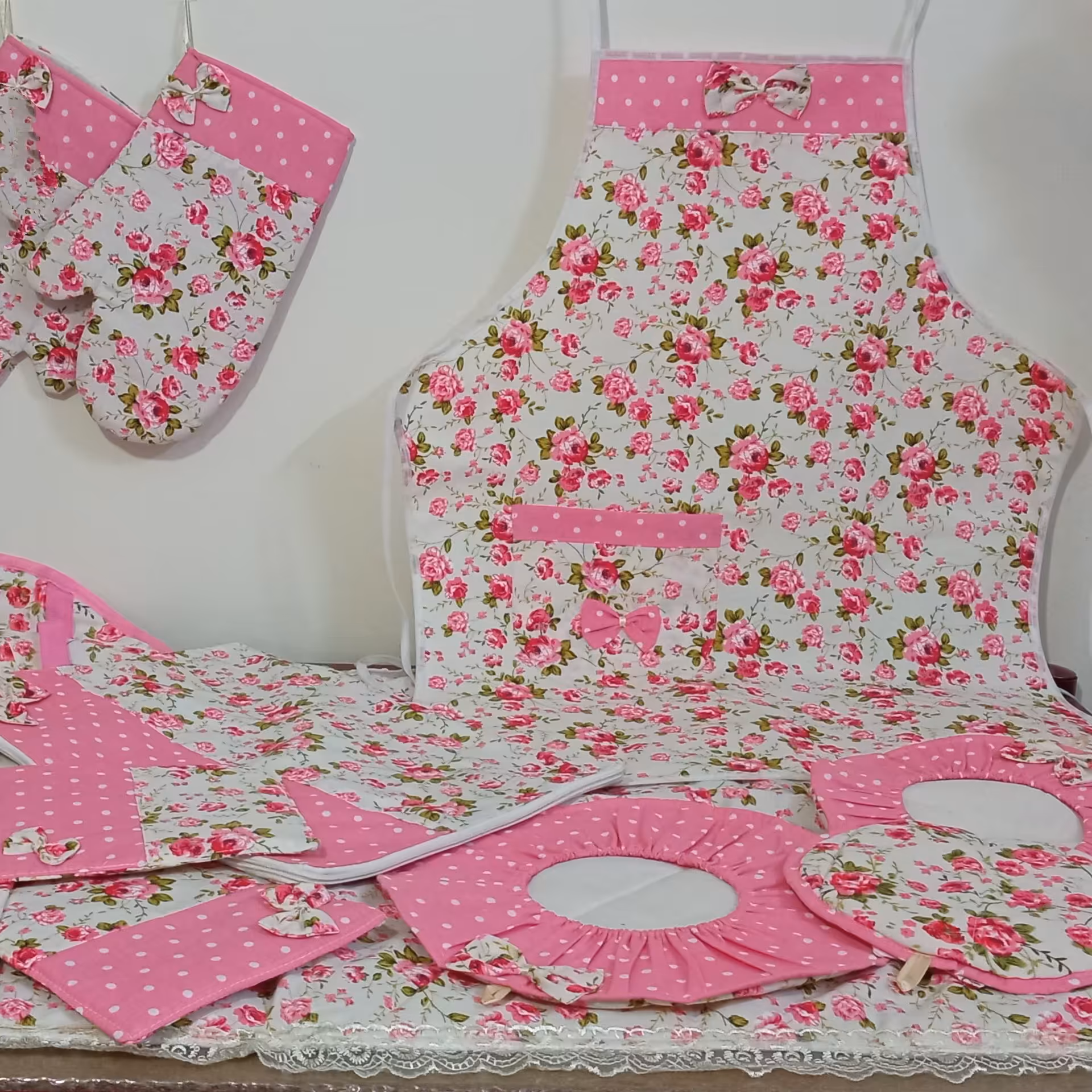 سرویس آشپزخانه دوخته شده با پارچه  گلدار و دو رنگ ترکیبی 