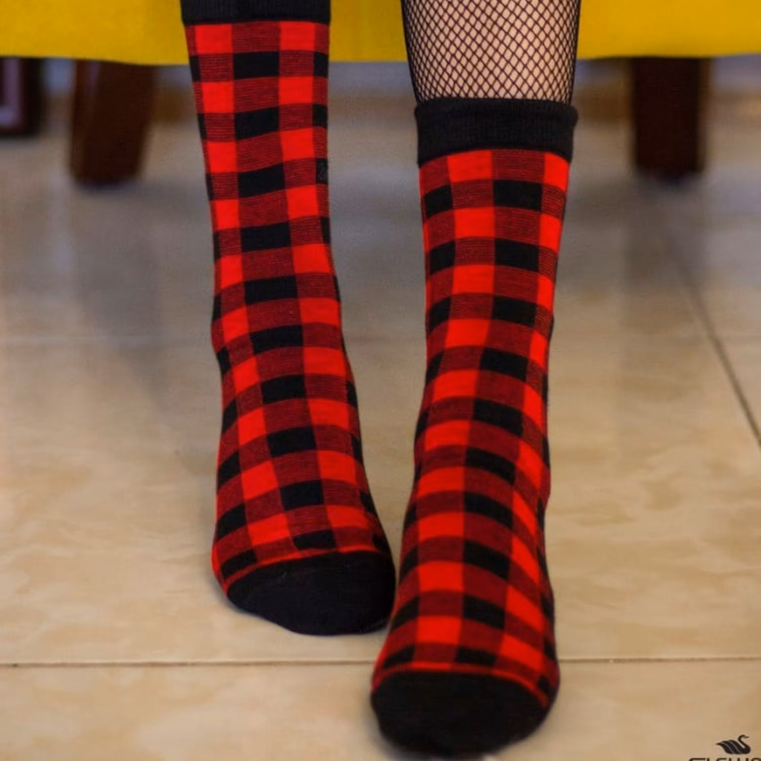 جوراب نیم ساق  اسپرت  مدل چهارخونه قرمز مشکی