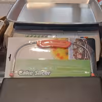 اره برش کیک جهت فیلینگ کردن یا خامه کشی و . (پس کرایه)