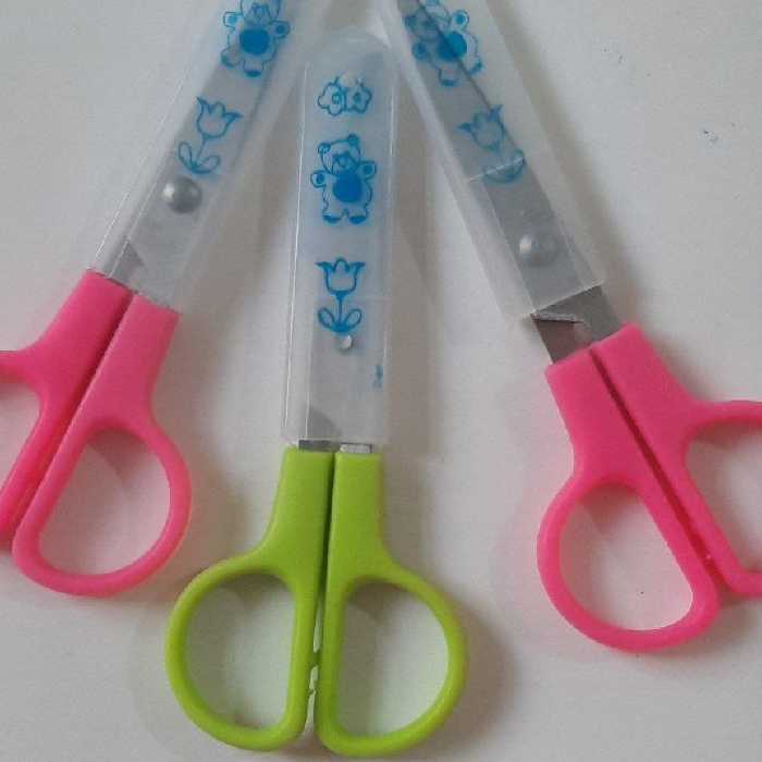 قیچی حفاظ دار کرونا  بسیار تیز ابی سبز وصورتی دارد