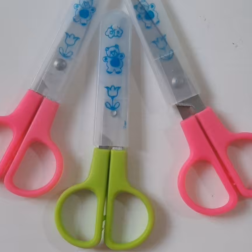 قیچی حفاظ دار کرونا  بسیار تیز ابی سبز وصورتی دارد