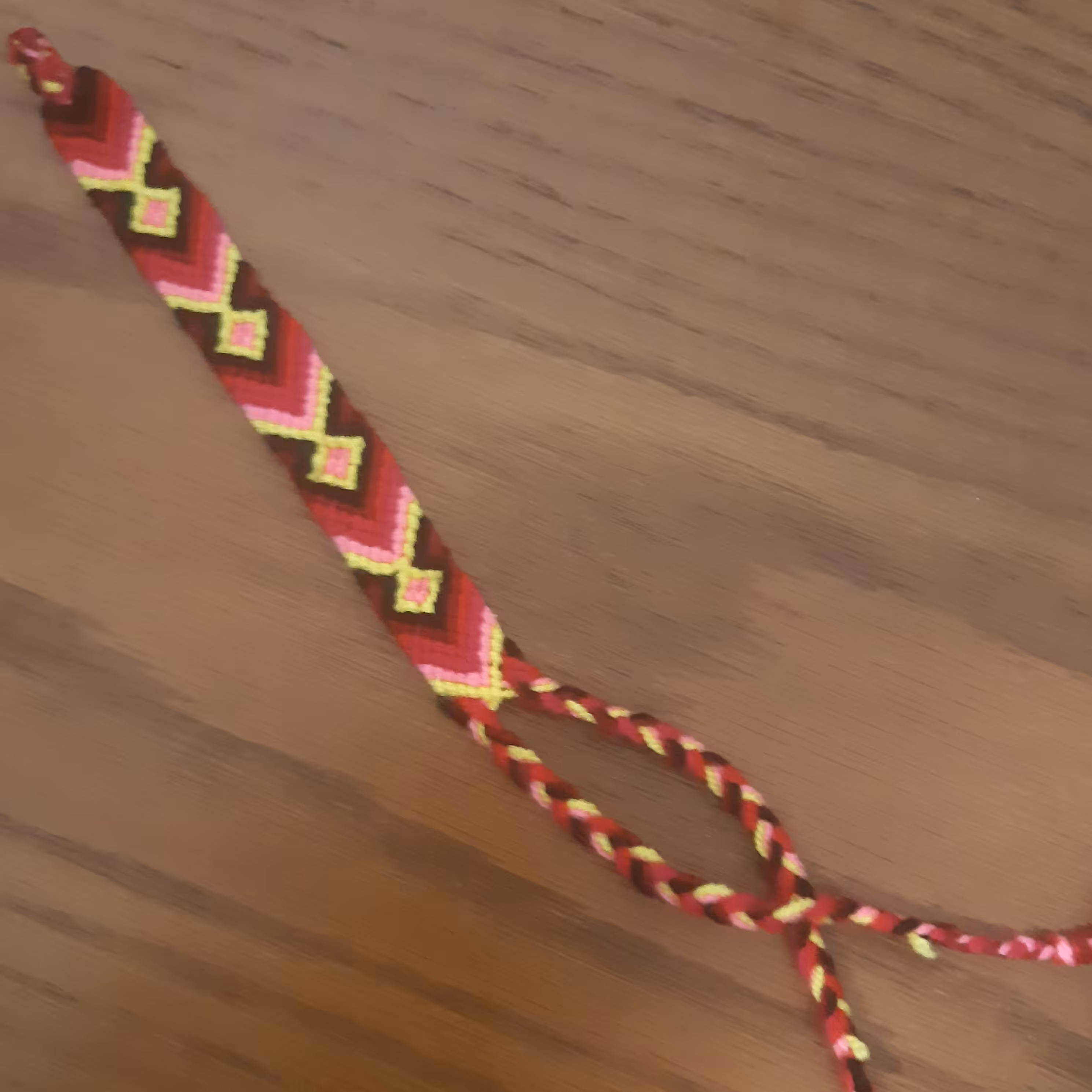 دستبندهای دوستی رنگارنگ با نخ کاموا. قرمز  و زرد