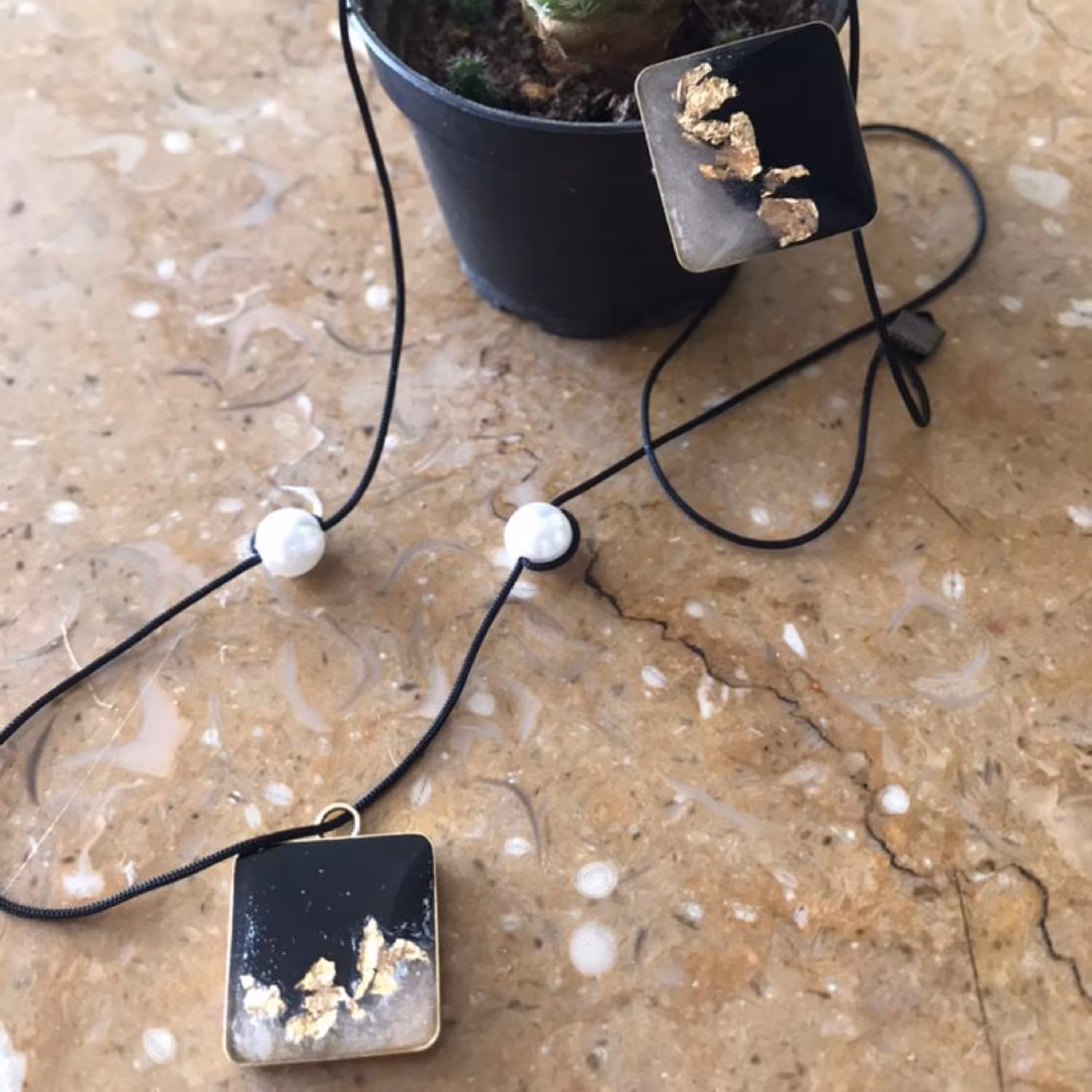 نیم ست رزین برنجی طرح شب و روز 