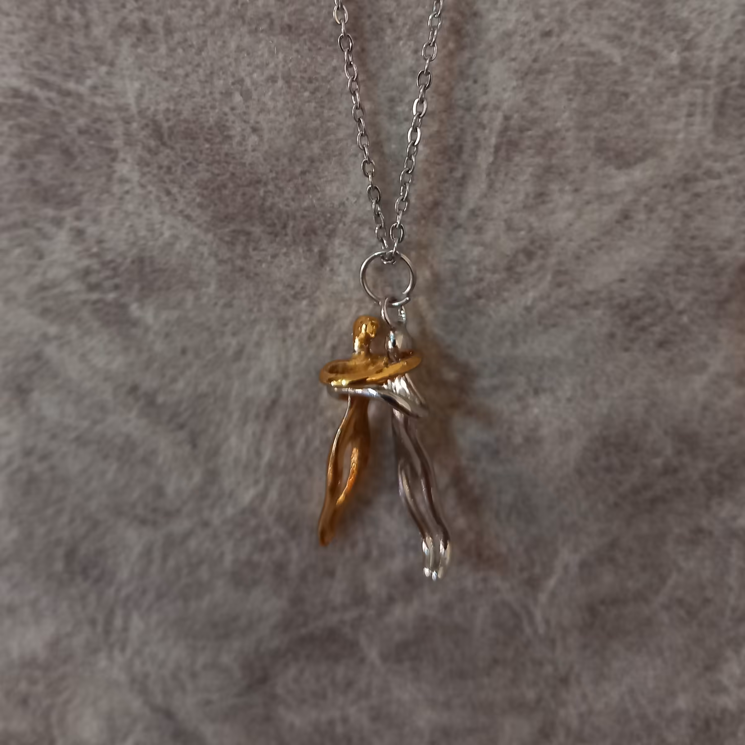 گردنبندآغوش استیل پلاک هاقابلیت جداشدن دارن زنجیرظریف وباکیفیت 