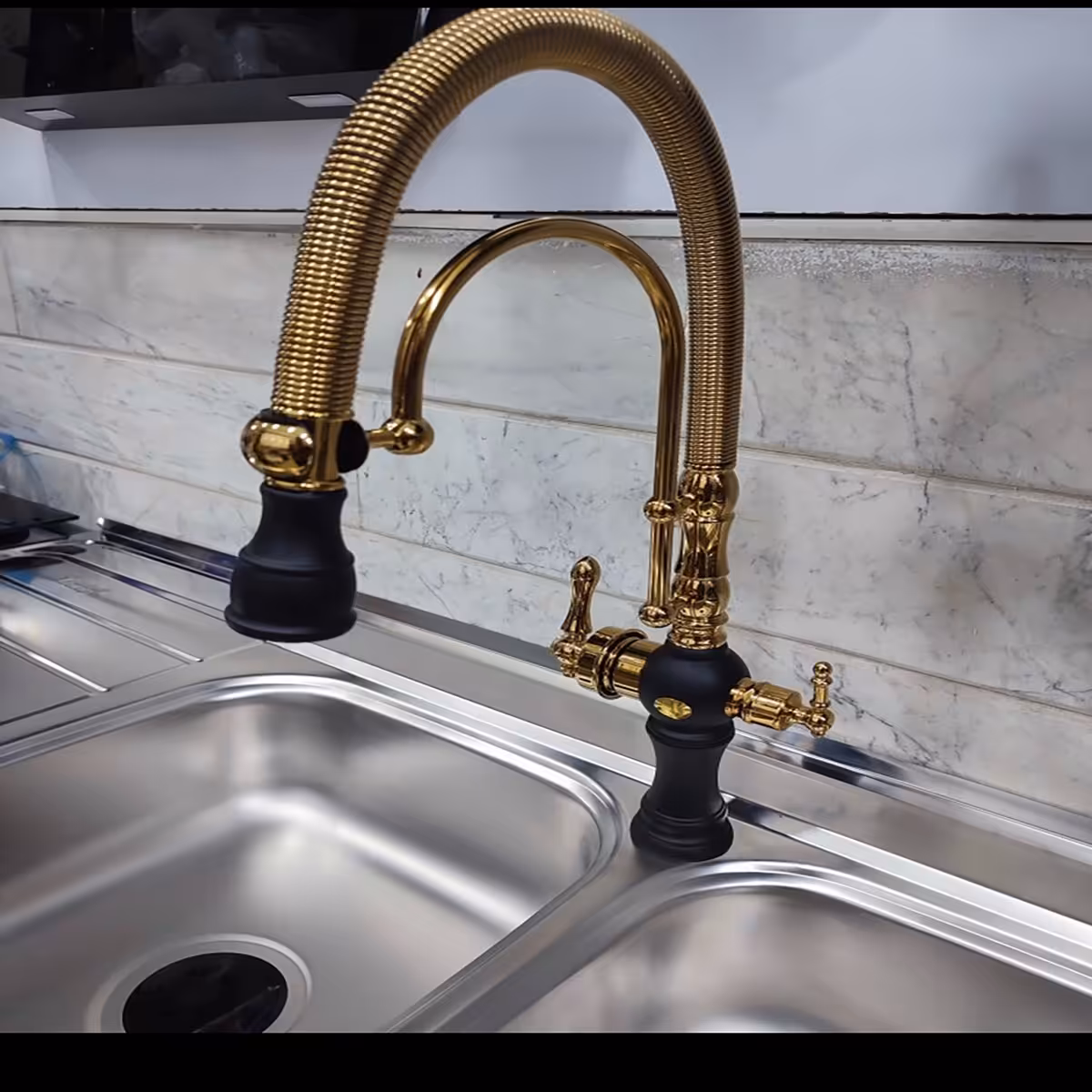 شیر ظرفشویی دو منظوره  فنری مدل بیزانس رنگ مشکی طلایی