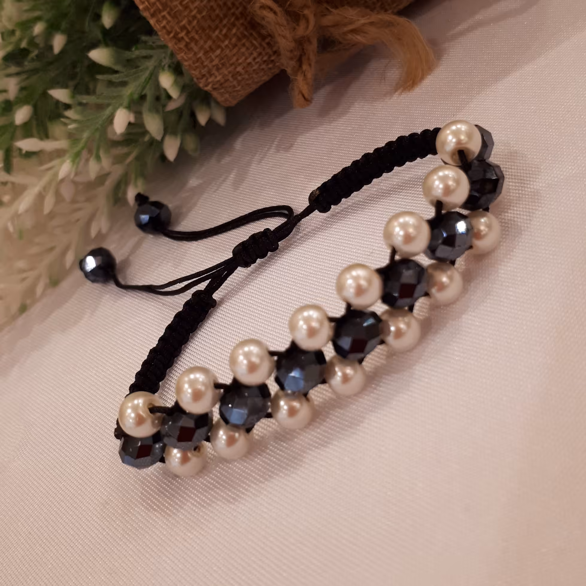 دستبند با مهره های کریستالی و مروارید سنگی دستساز خانگی  در سه رنگ قابل تنظیم با دست 