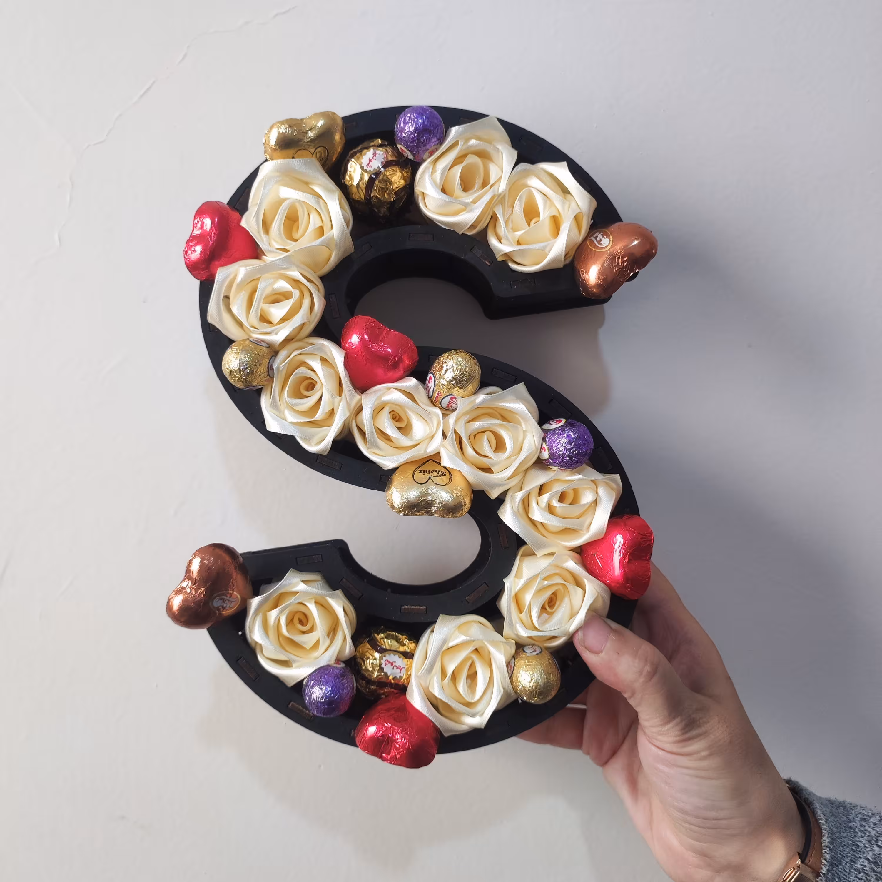 کادویی باکس گل و شکلات حرف s با رز روبانی نباتی و شکلات درجه یک . سوپرایز جعبه هدیه کادو عید 