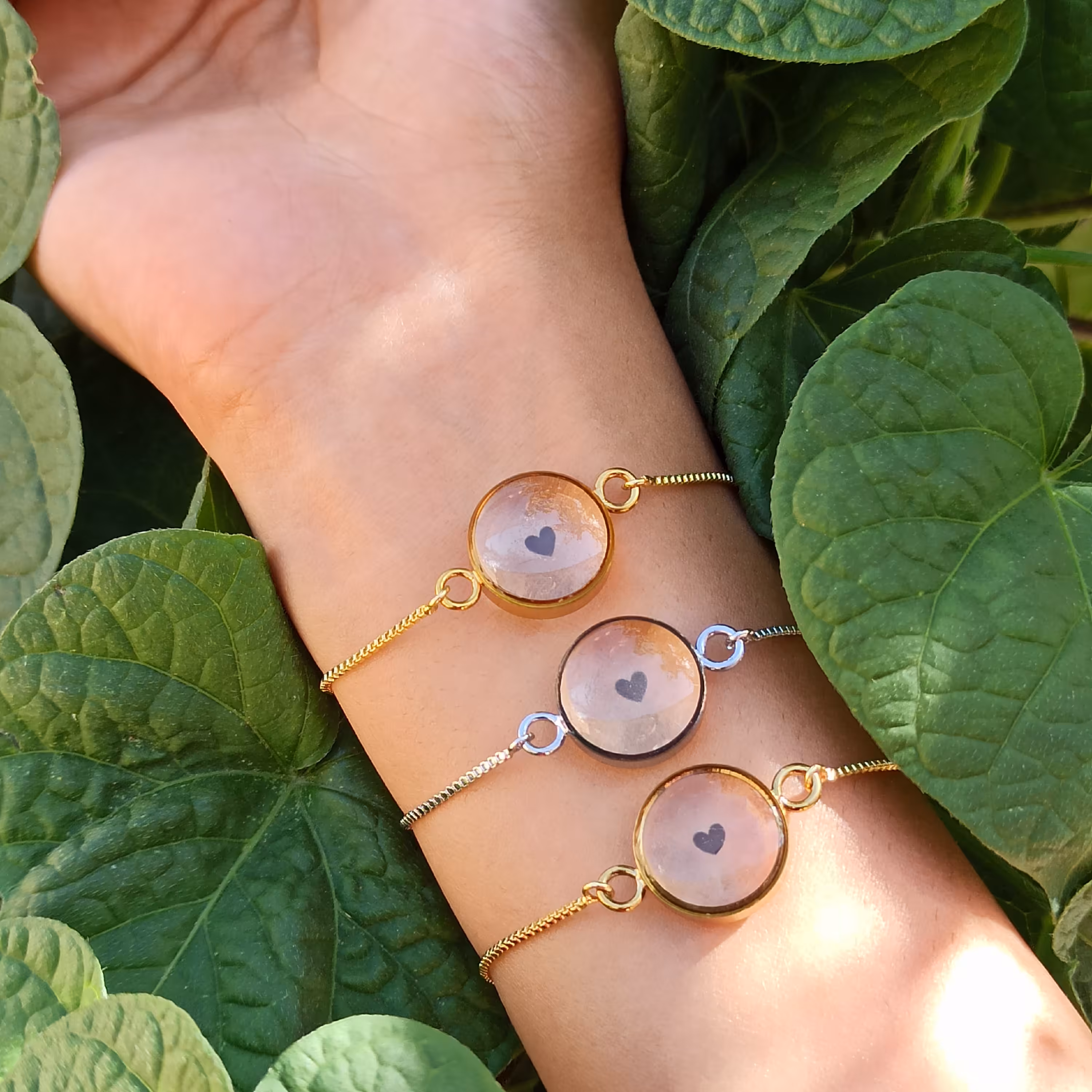 دستبند رزینی قلب مشکی با بند فری سایز استیل رنگ ثابت 