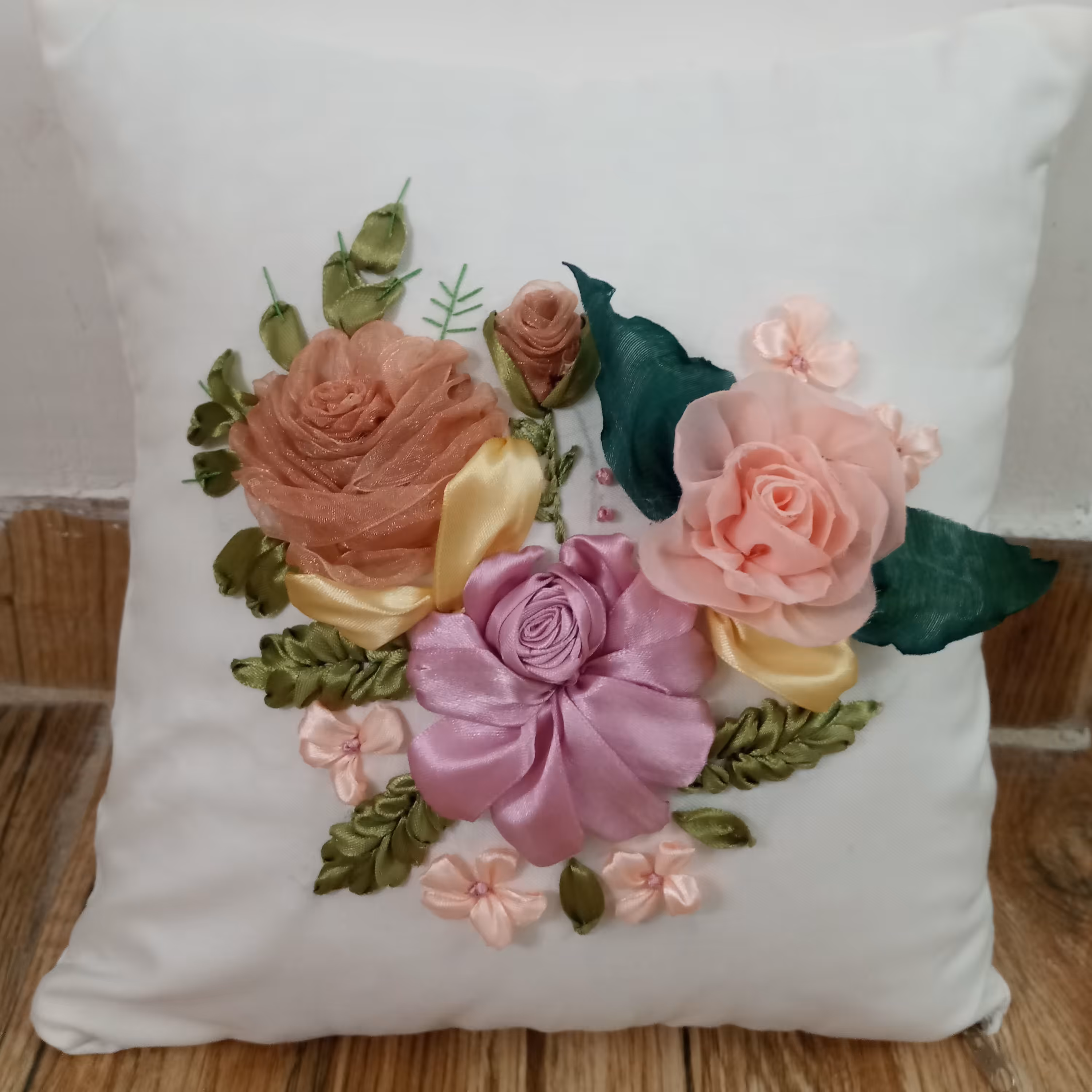 کوسن روباندوزی شده