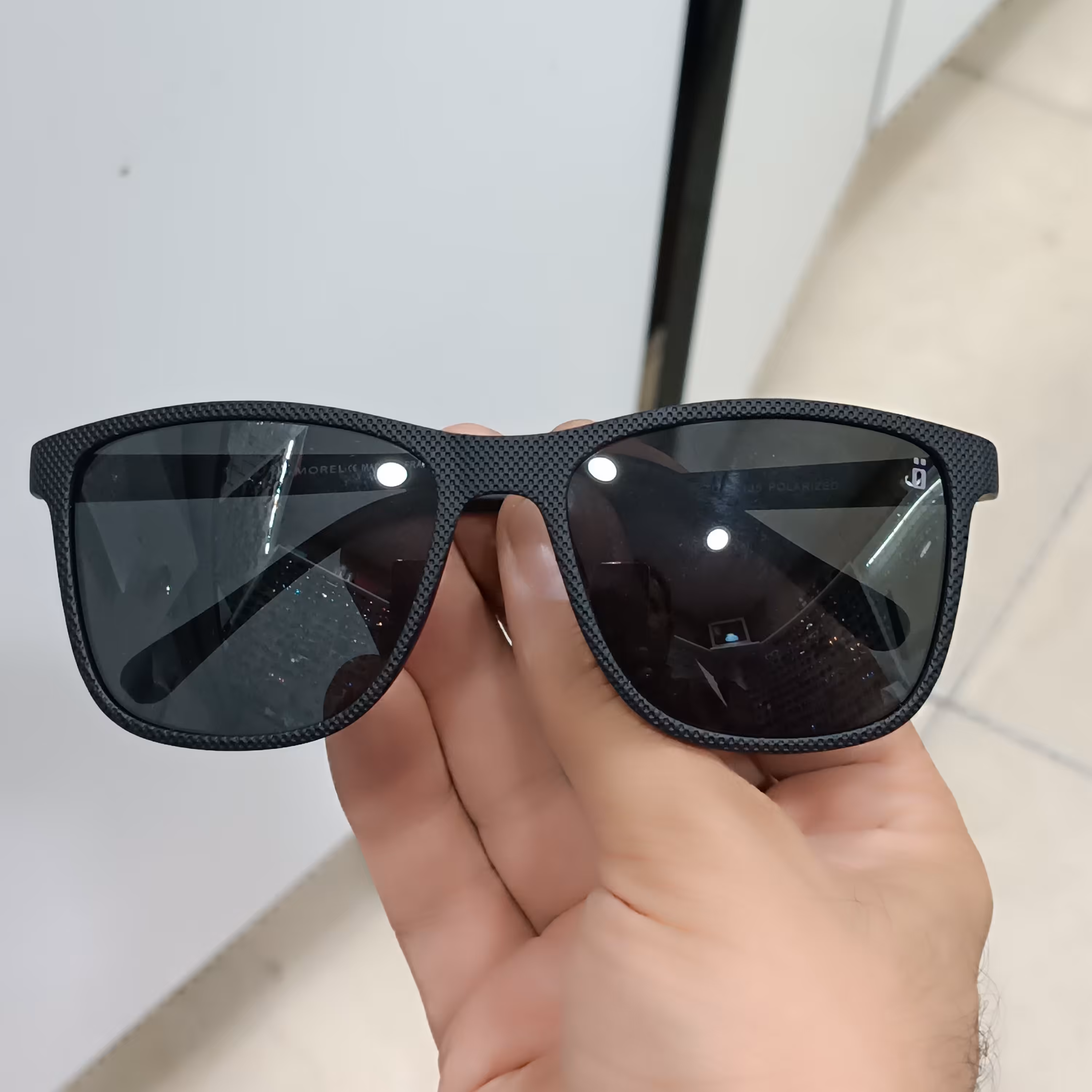 عینک آفتابی مردانه موجودی رنگ سرمه ای  سایز بزرگ بسیار سبک عدسی پلاریزد و کاملا استاندارد صورت خور بسیار عالی 