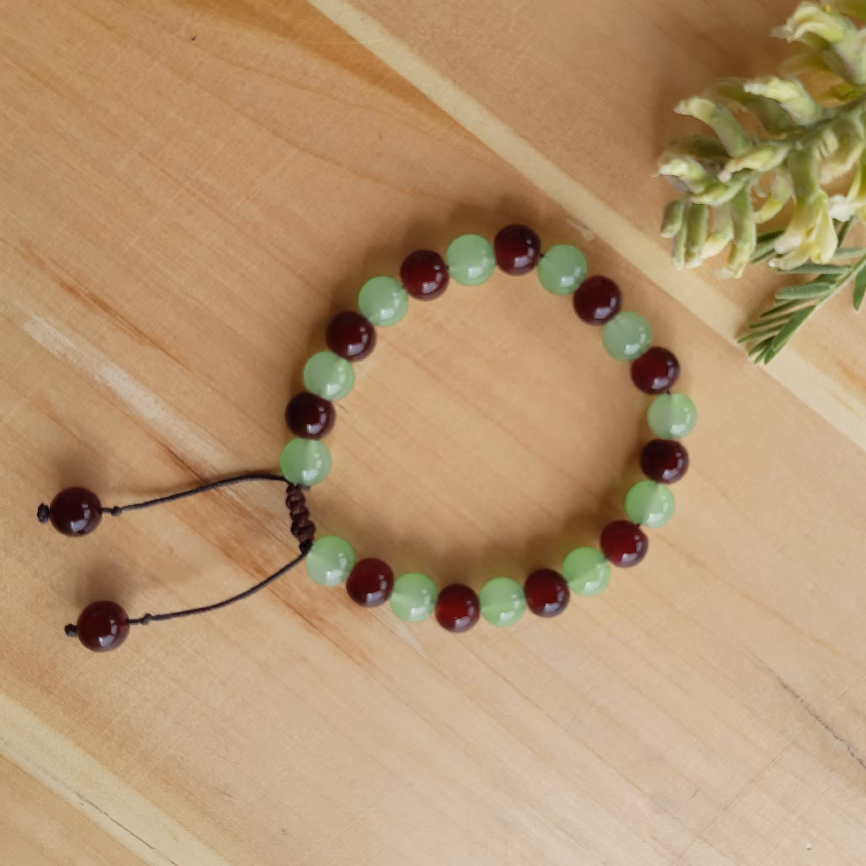 دستبند اسپرت  با مهره سنگی سبز پاستلی و قهوه ای با قفل کشویی مناسب برای همه سنین