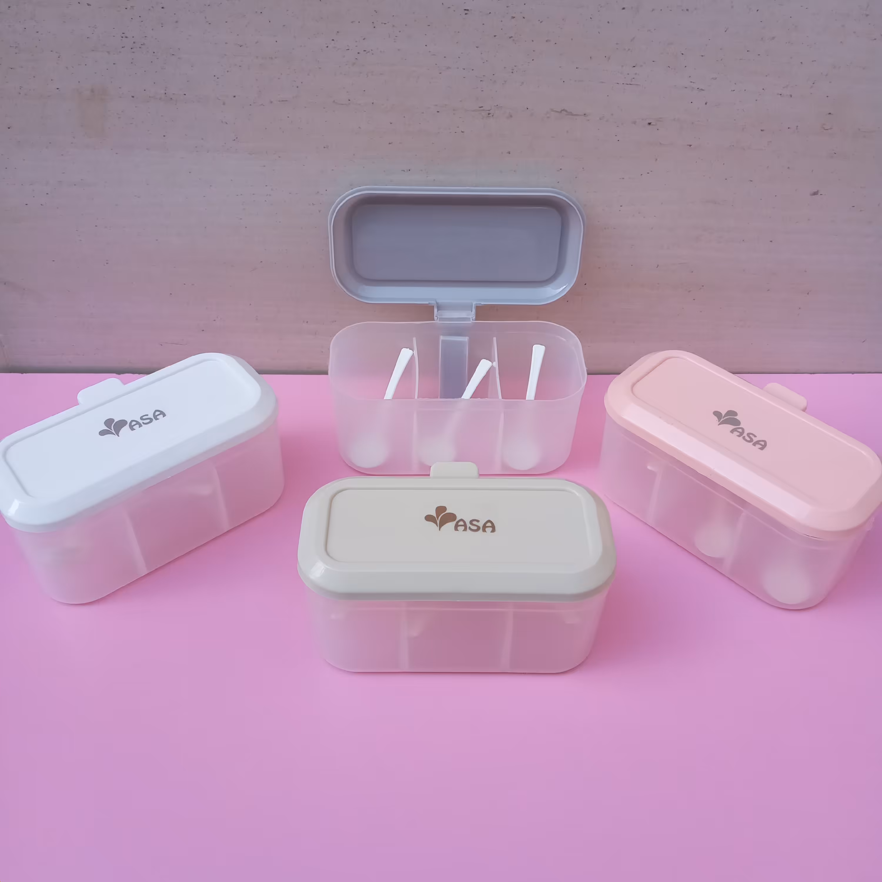 جا ادویه پلاستیکی سه خانه دسته دار قاشق دار جنس پلاستیکی در چهار رنگ ابعاد 18 در ارتفاع 8 .قوطی جا ادویه 