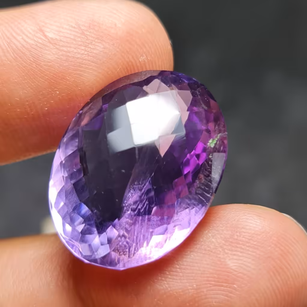 نگین درشت فوق العاده زیبای سنگ آمیتیست خوش رنگ اصل معدنی با وزن 33 قیراط
کد  27314

